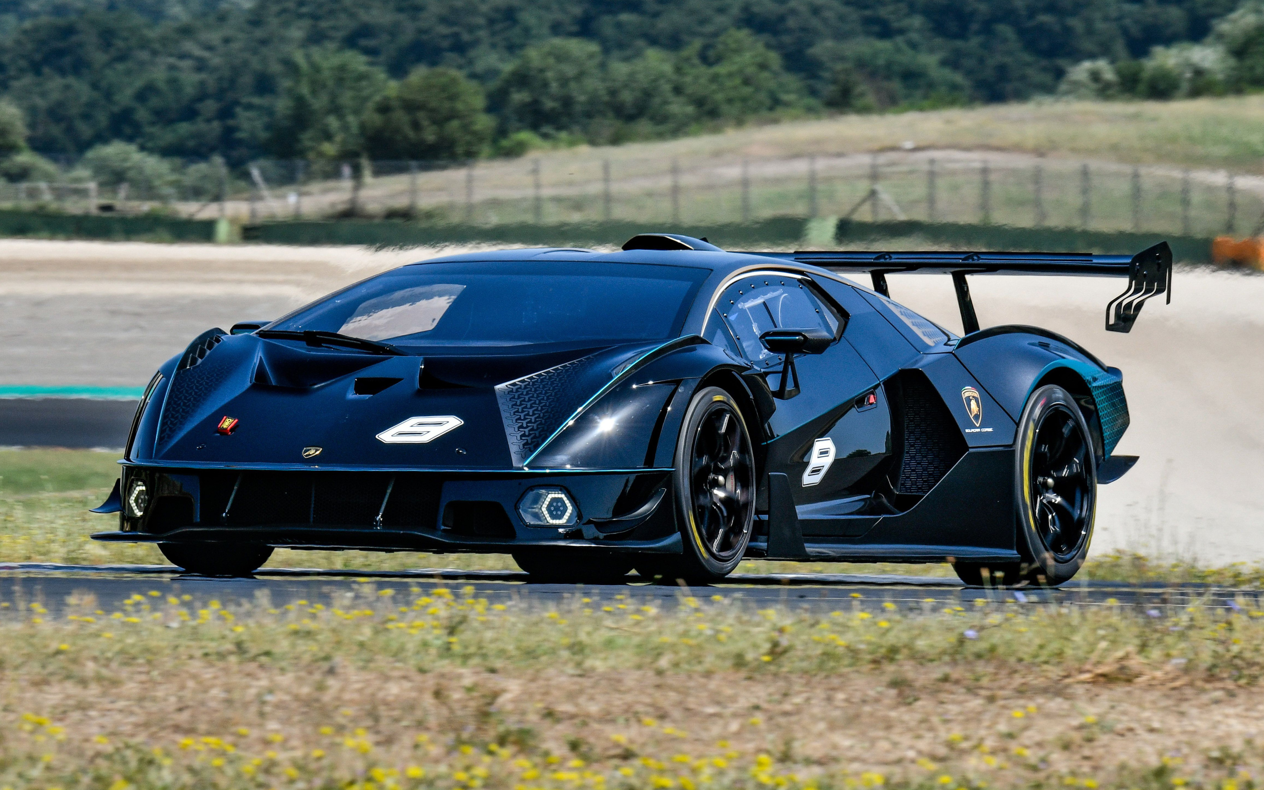 Черный автомобиль Lamborghini Essenza SCV12 на трассе