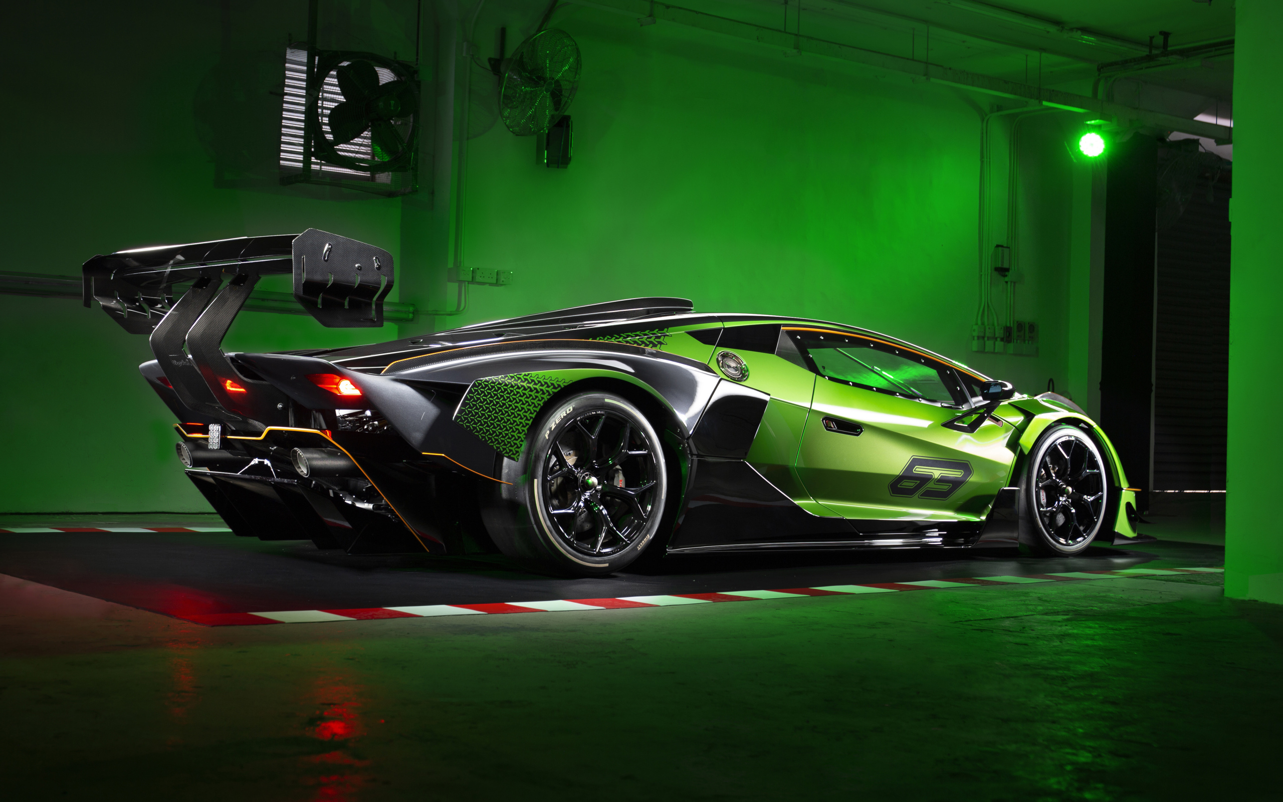 Зеленый Lamborghini Essenza SCV12 стоит в гараже 