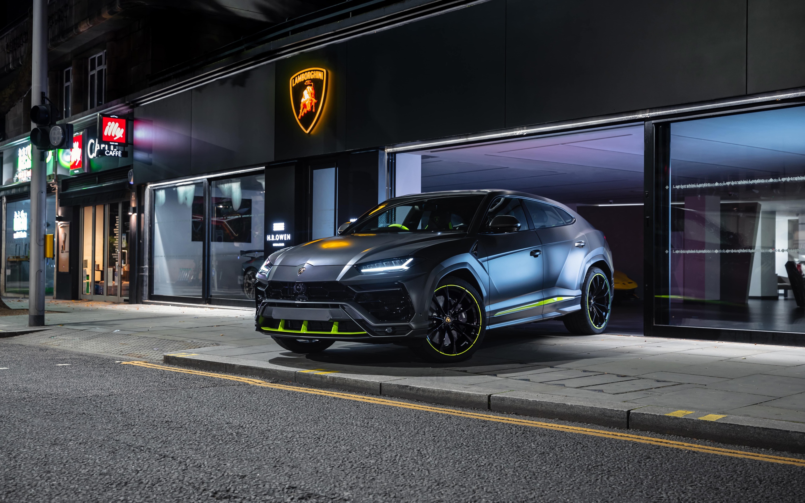 Внедорожник Lamborghini Urus у автосалона