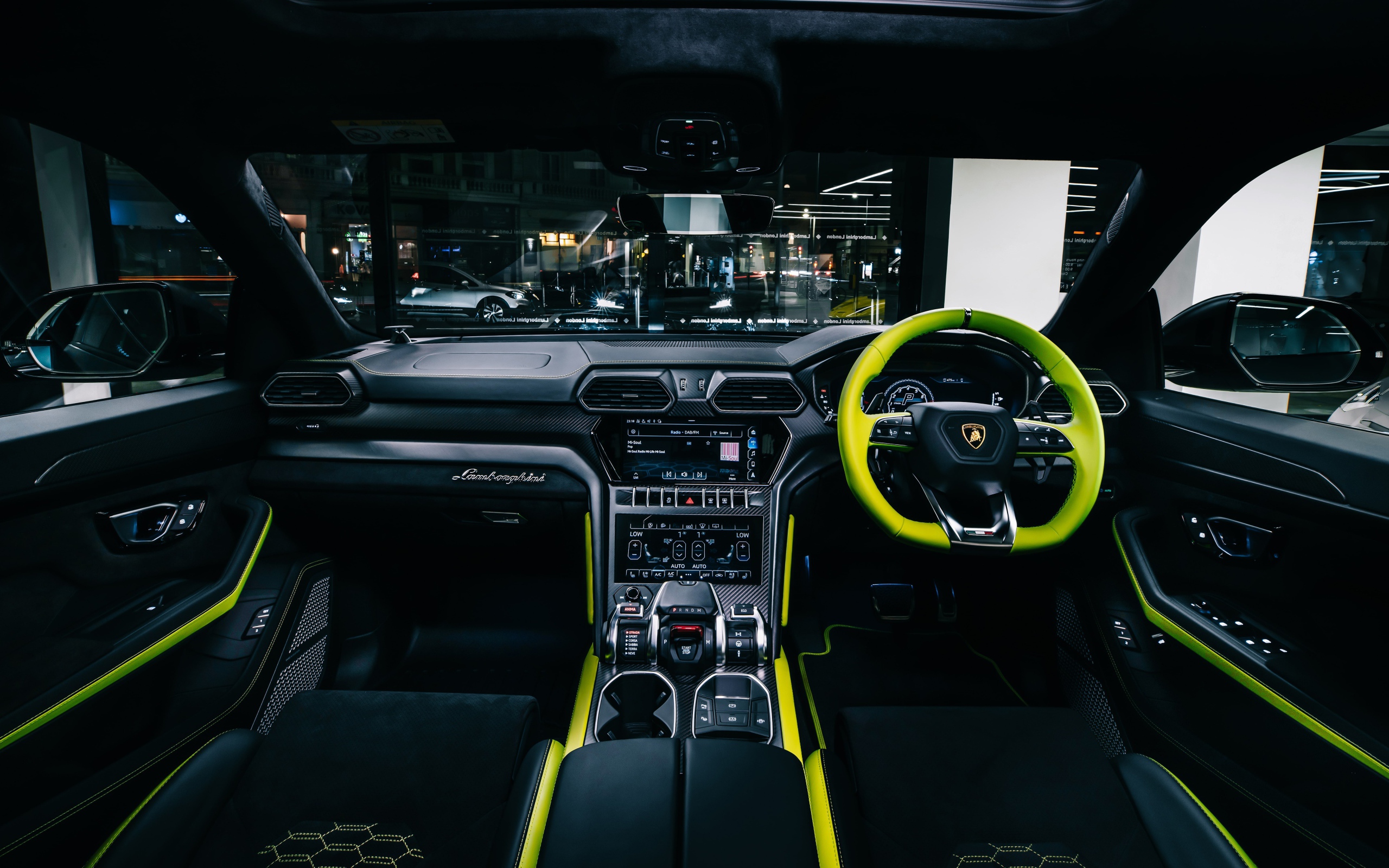 Стильный салон автомобиля Lamborghini Urus