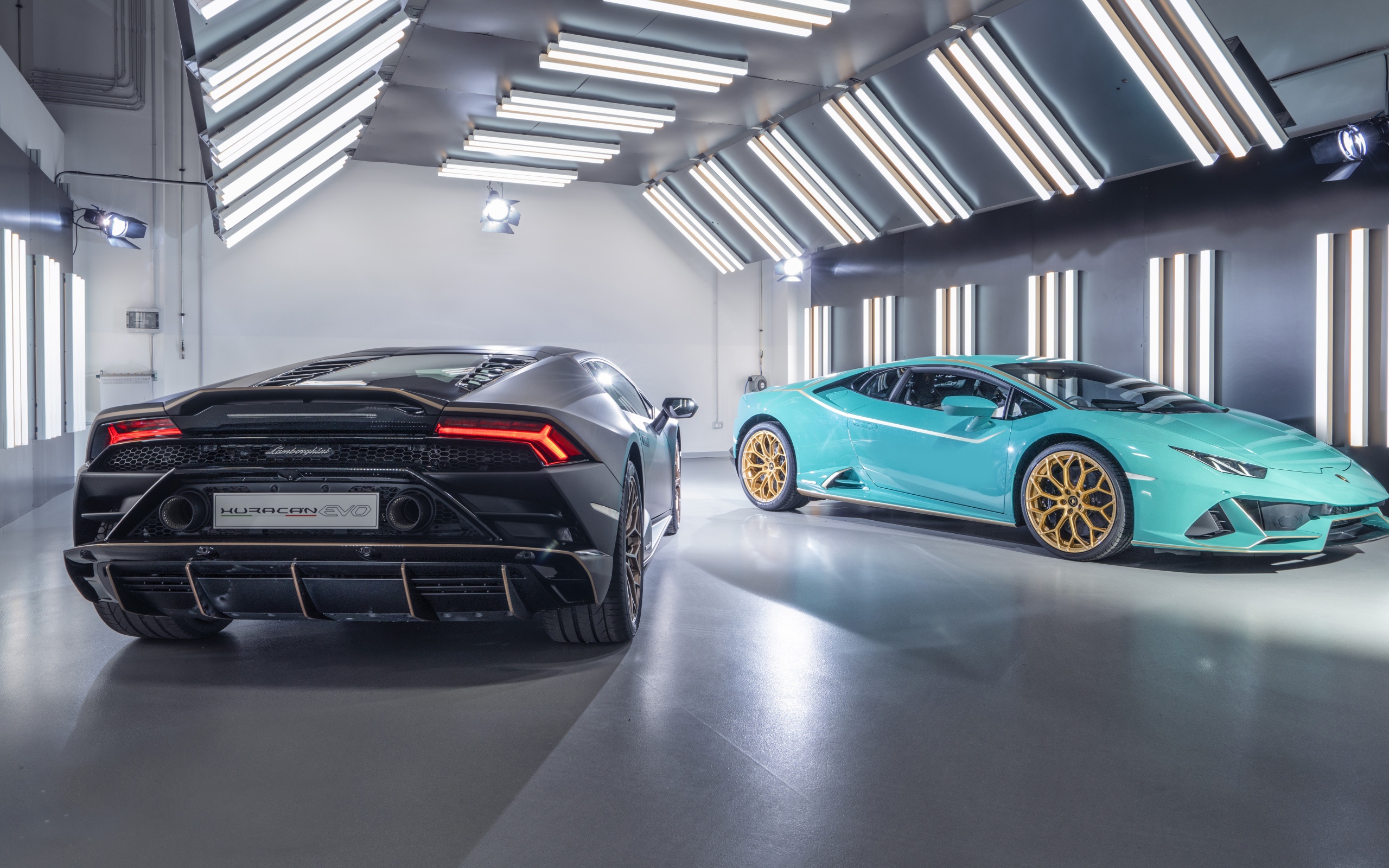 Два автомобиля  Lamborghini Huracán 2021 года в гараже