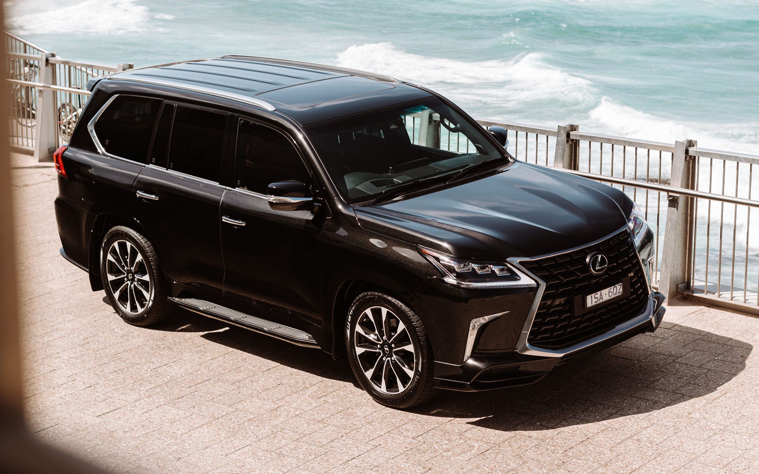 Черный внедорожник Lexus LX 570 S 2021 года у воды