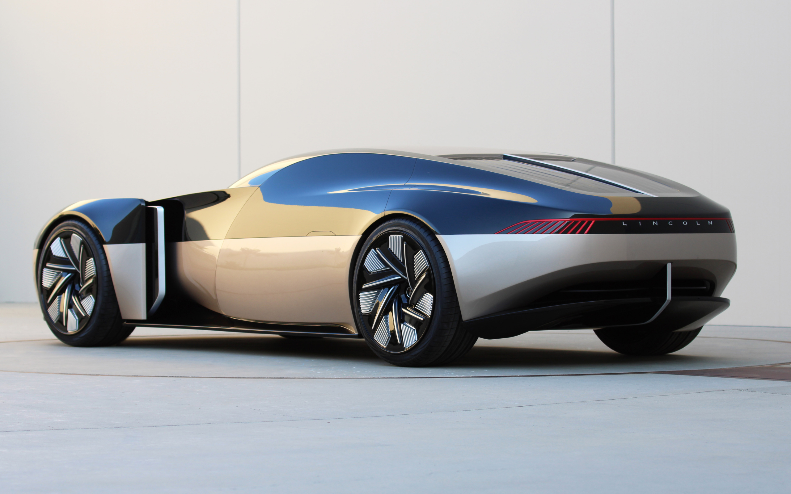 Автомобиль Lincoln Anniversary Concept 2021 года вид сзади