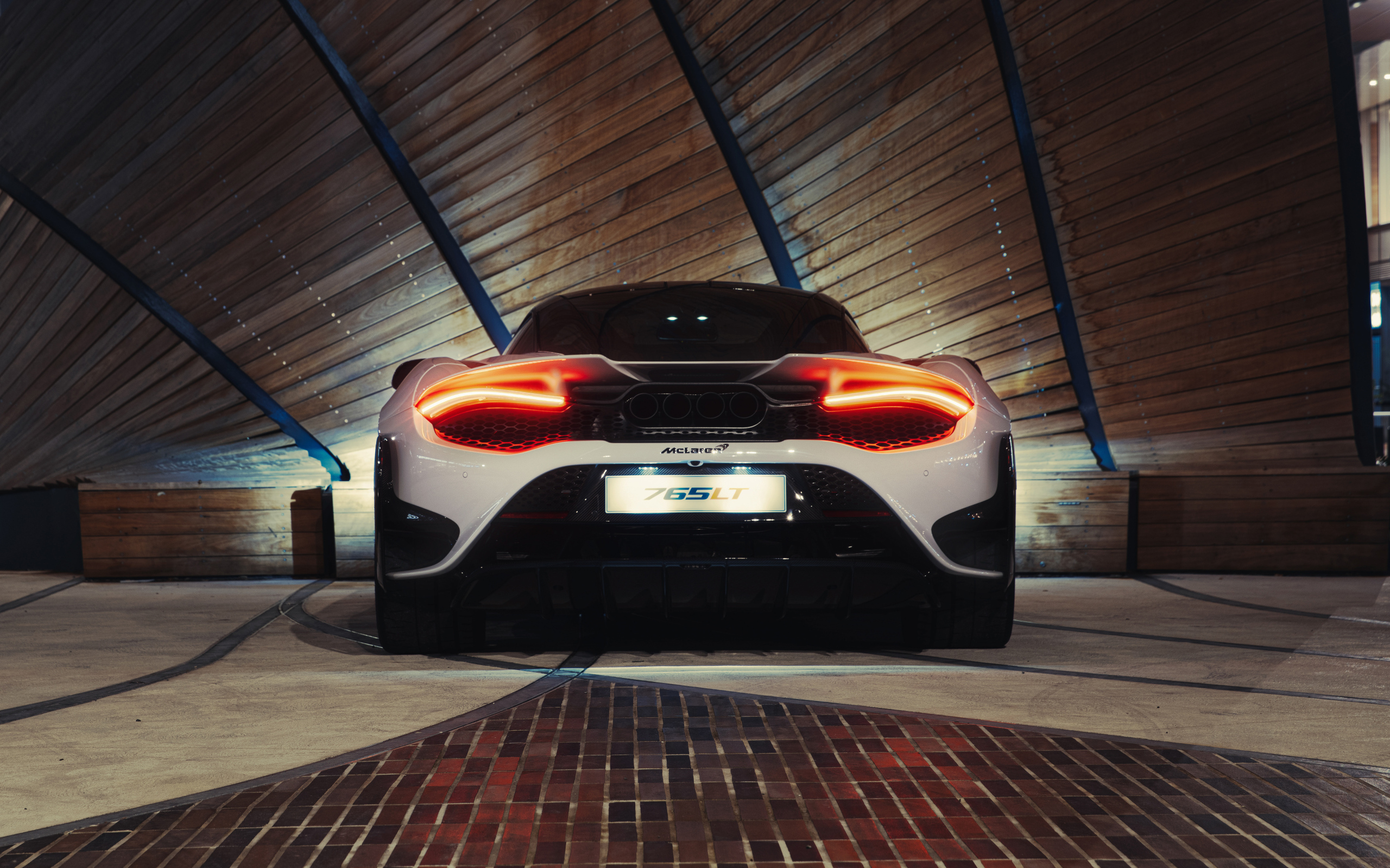 Спортивный автомобиль McLaren 765LT, 2021 года вид сзади