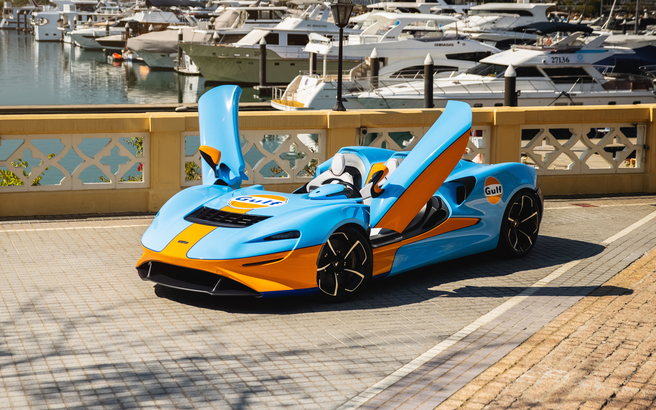 Спортивный автомобиль  McLaren Elva Gulf Theme, 2021 года с открытыми дверями