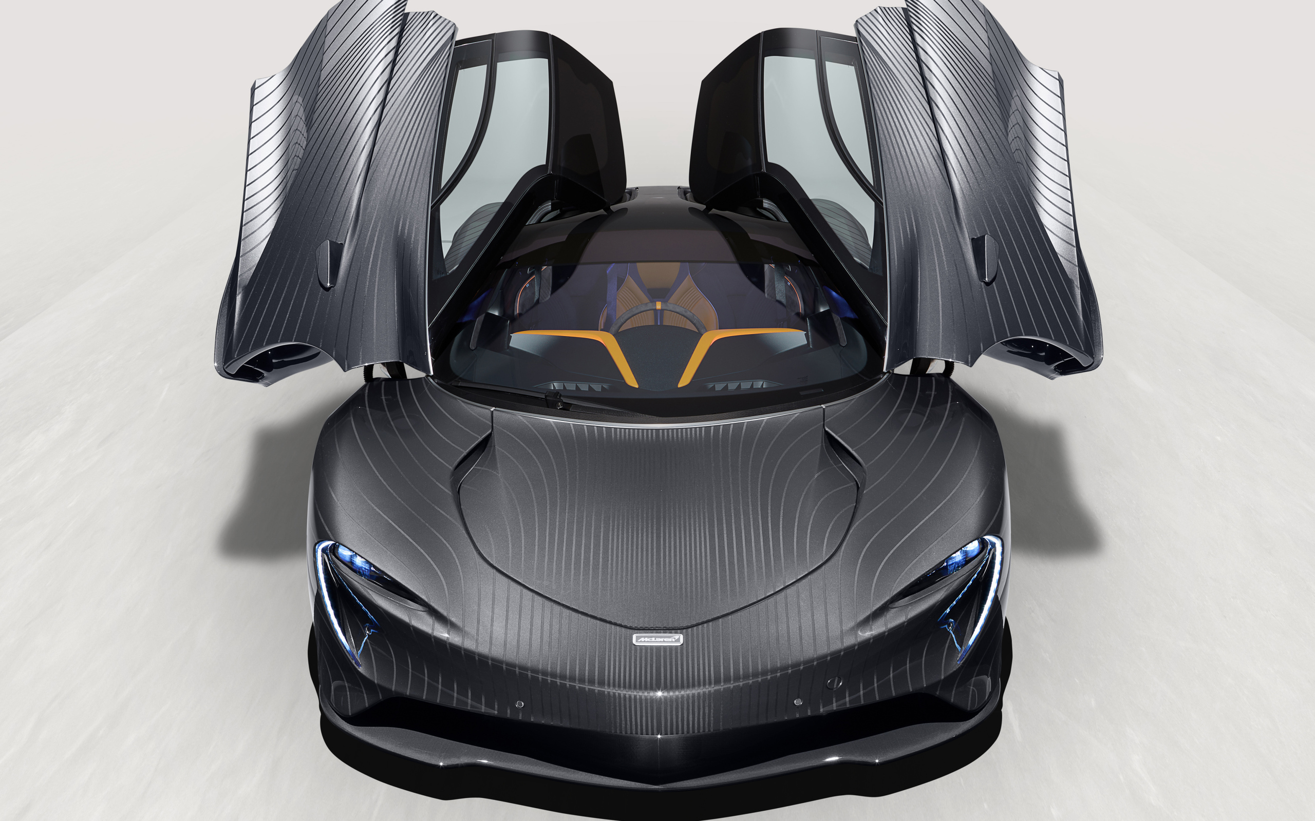 Автомобиль McLaren MSO, 2021 года на белом фоне