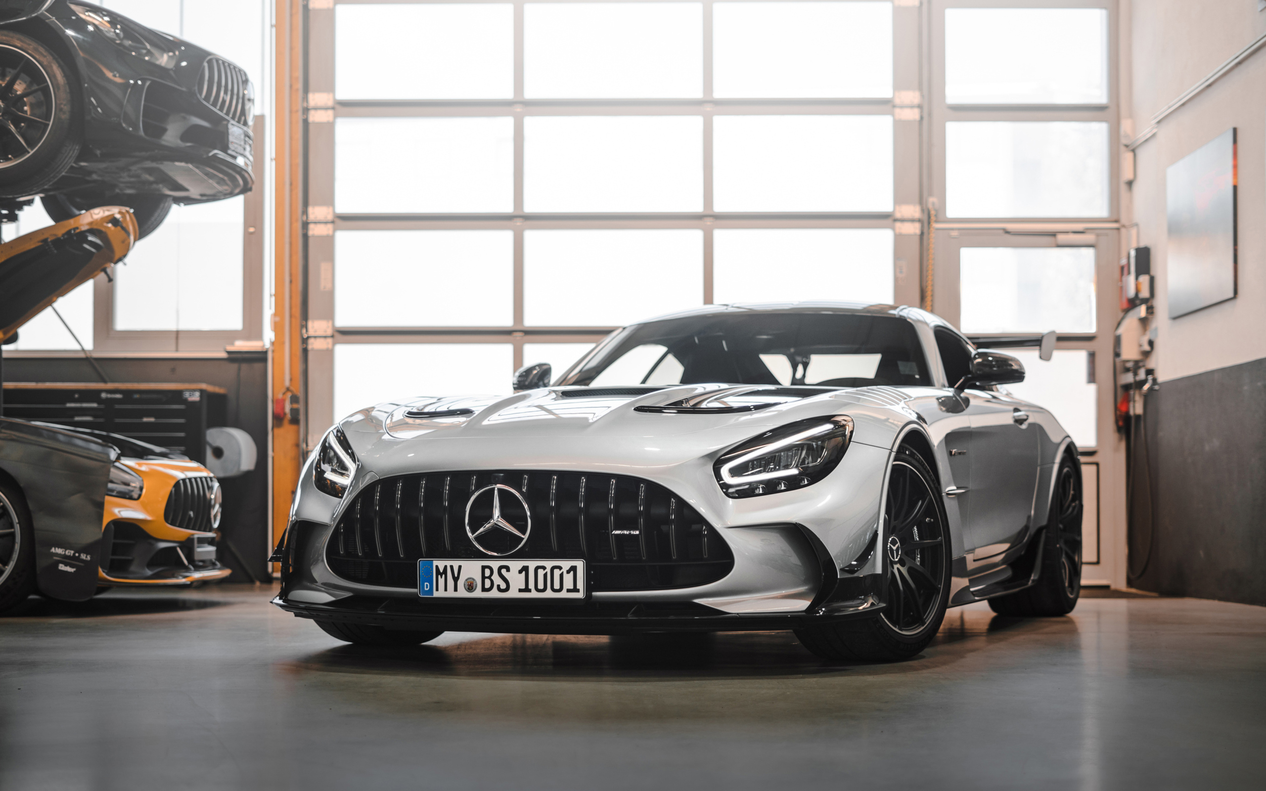 Серебристый автомобиль Mercedes-AMG GT Black Series 2021 года в гараже
