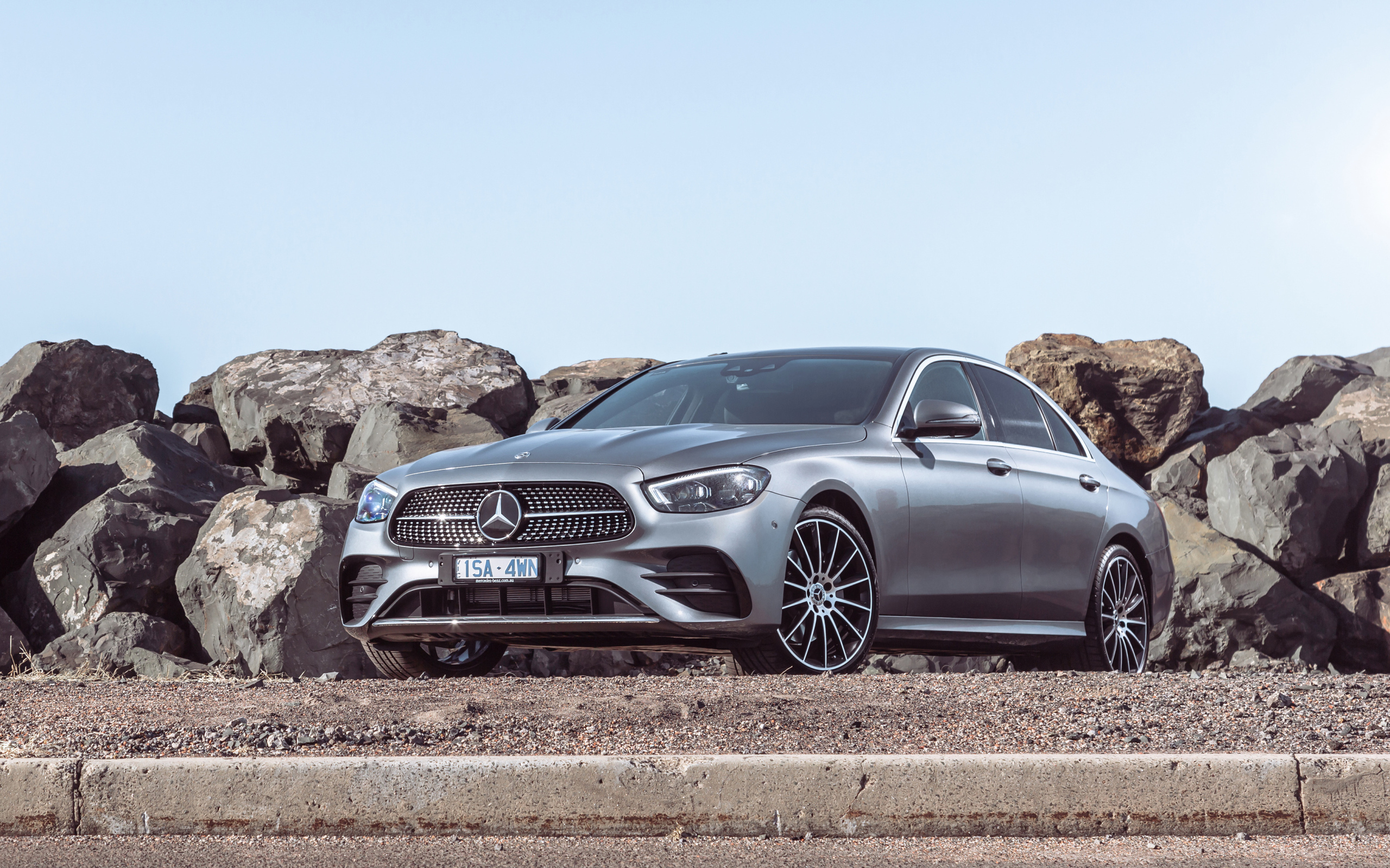 Серебристый автомобиль Mercedes-Benz E 350 AMG Line 2021 года