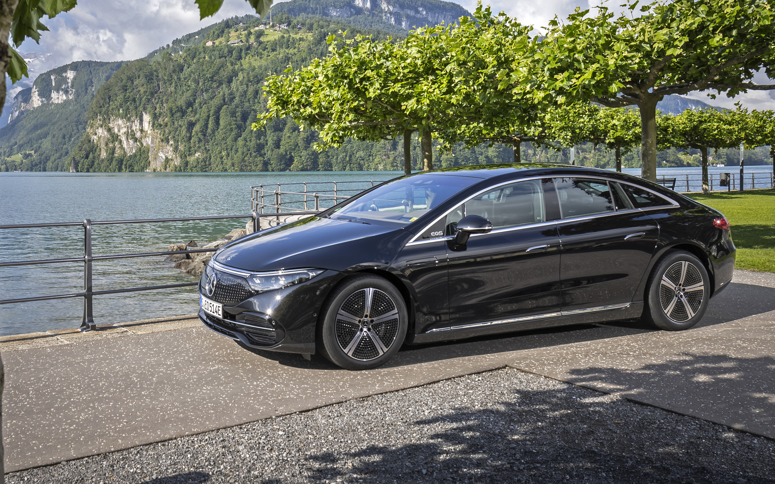 Автомобиль Mercedes-Benz EQS 580 4MATIC 2021 года на фоне гор