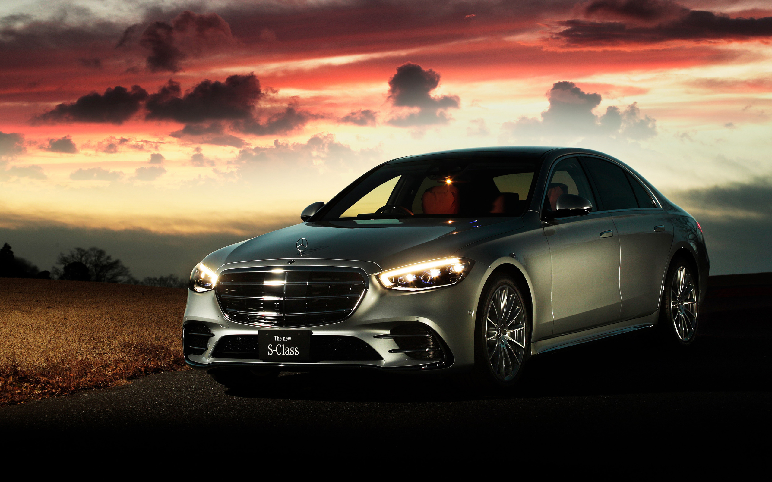 Автомобиль Mercedes-Benz S-Class S500 4MATIC Lang AMG Line 2021 года на фоне неба