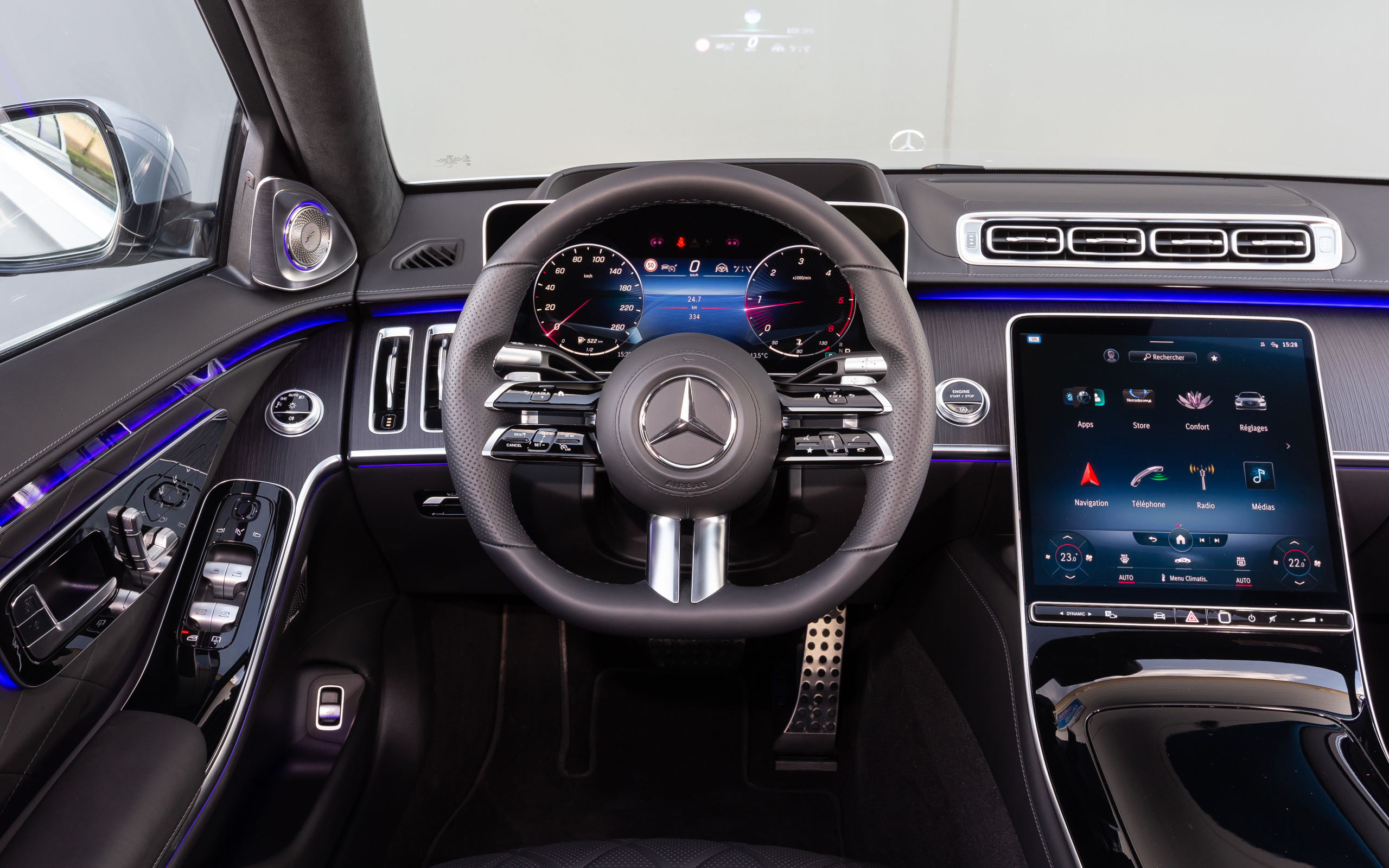 Черный кожаный салон автомобиля Mercedes-Benz S 350 D AMG Line