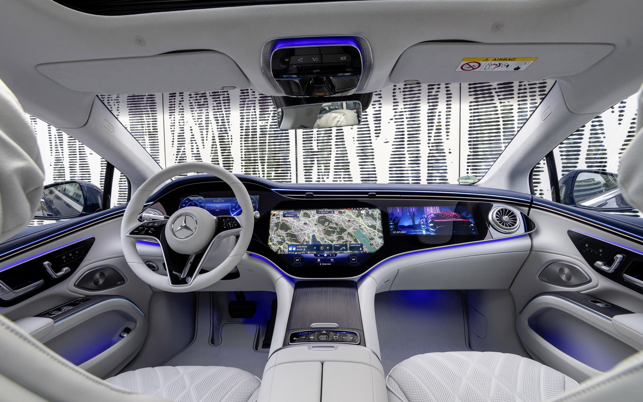 Серый кожаный салон автомобиля Mercedes-Benz EQS 450+ AMG Line 2021 года