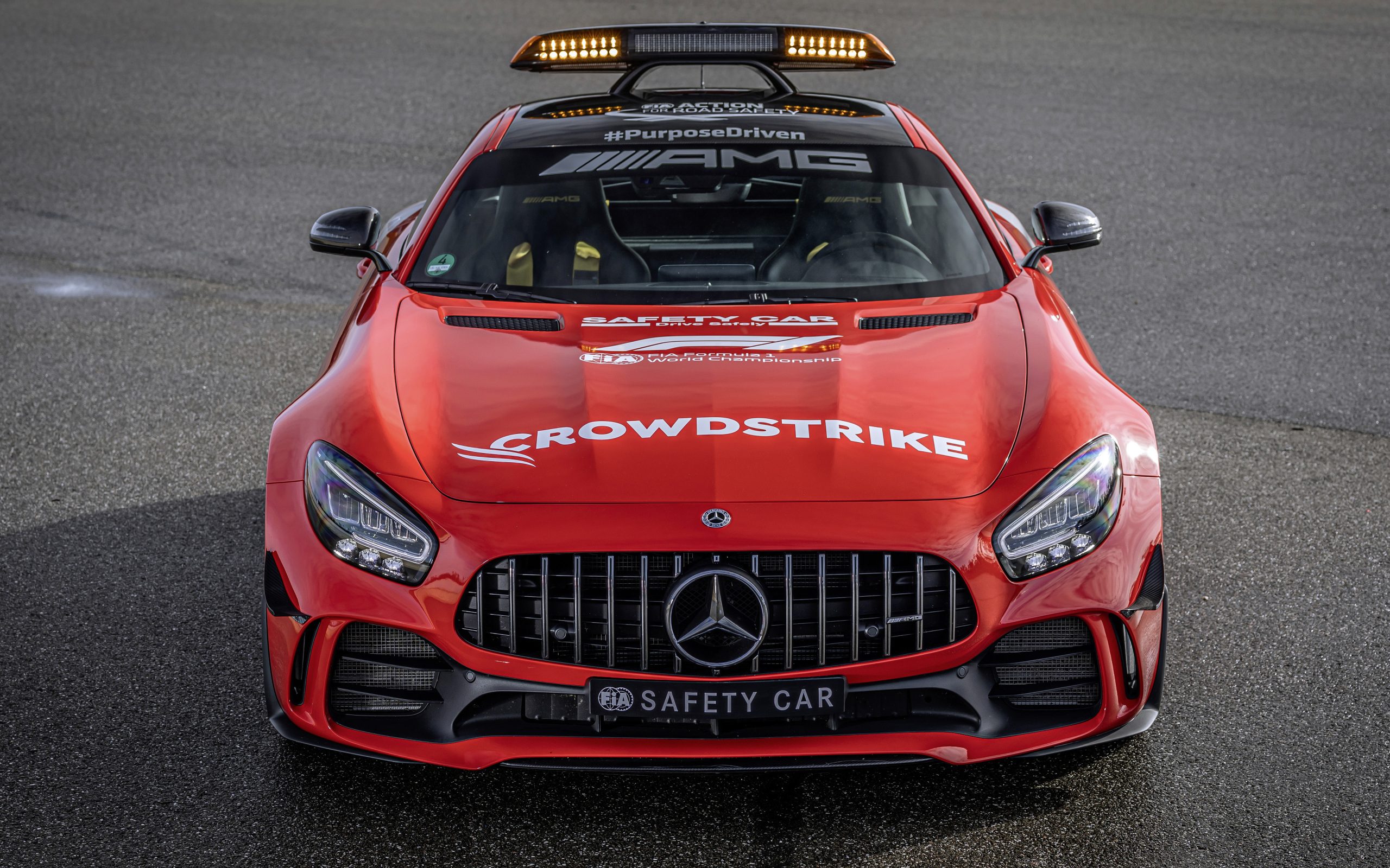 Красный автомобиль Mercedes-AMG GT R F1 Safety Car 2021 года вид спереди