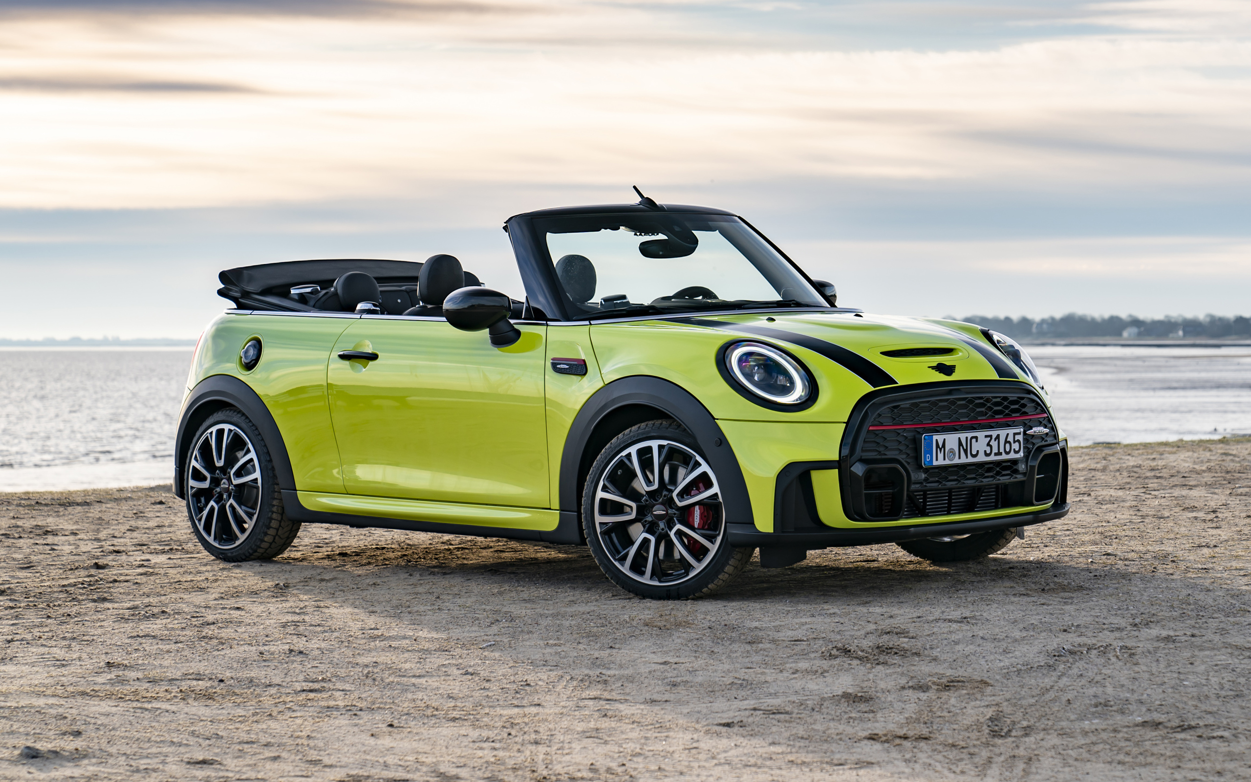 Кабриолет MINI John Cooper, 2021 года на песке у моря