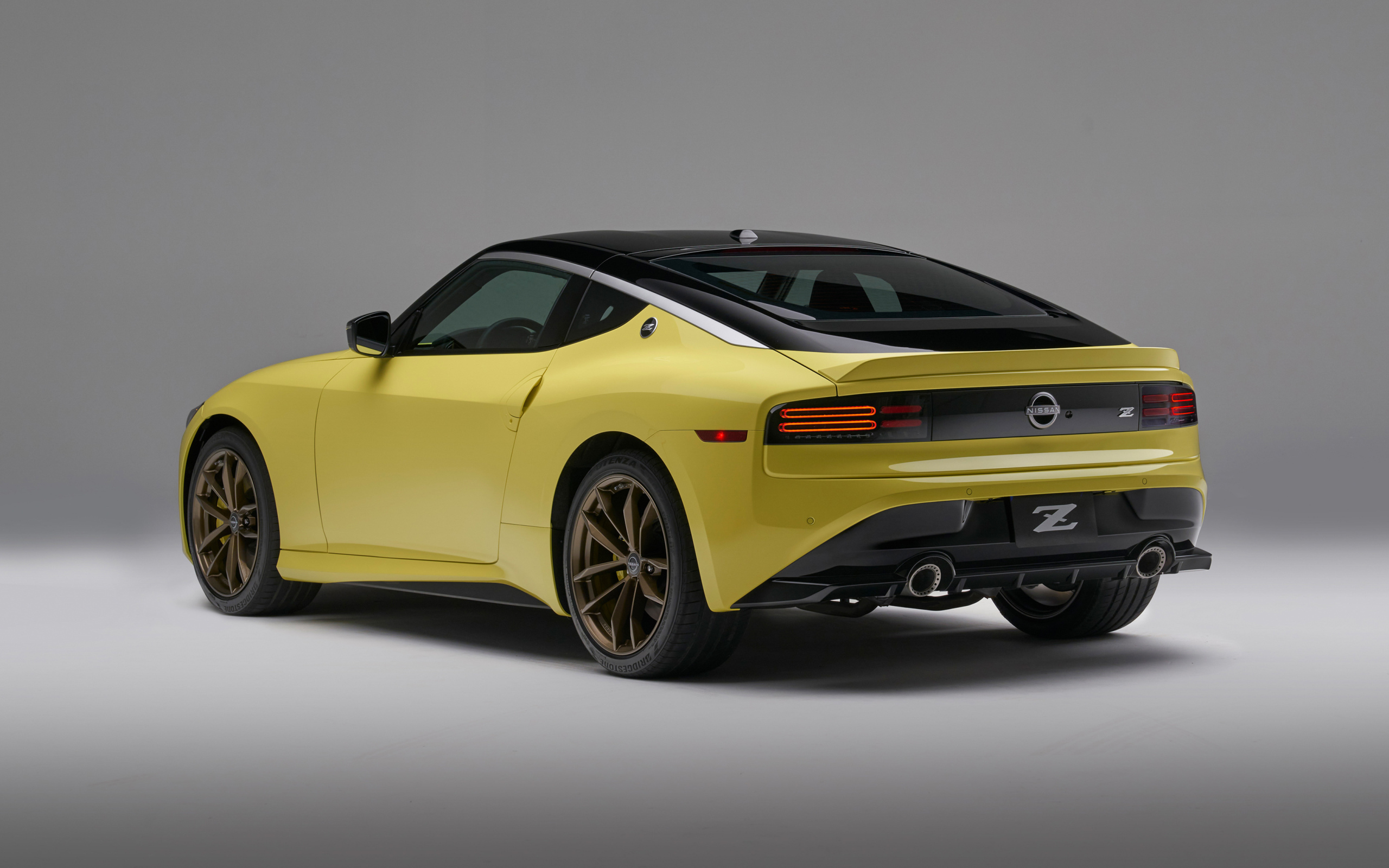 Желтый автомобиль Nissan Z, 2023 года вид сзади