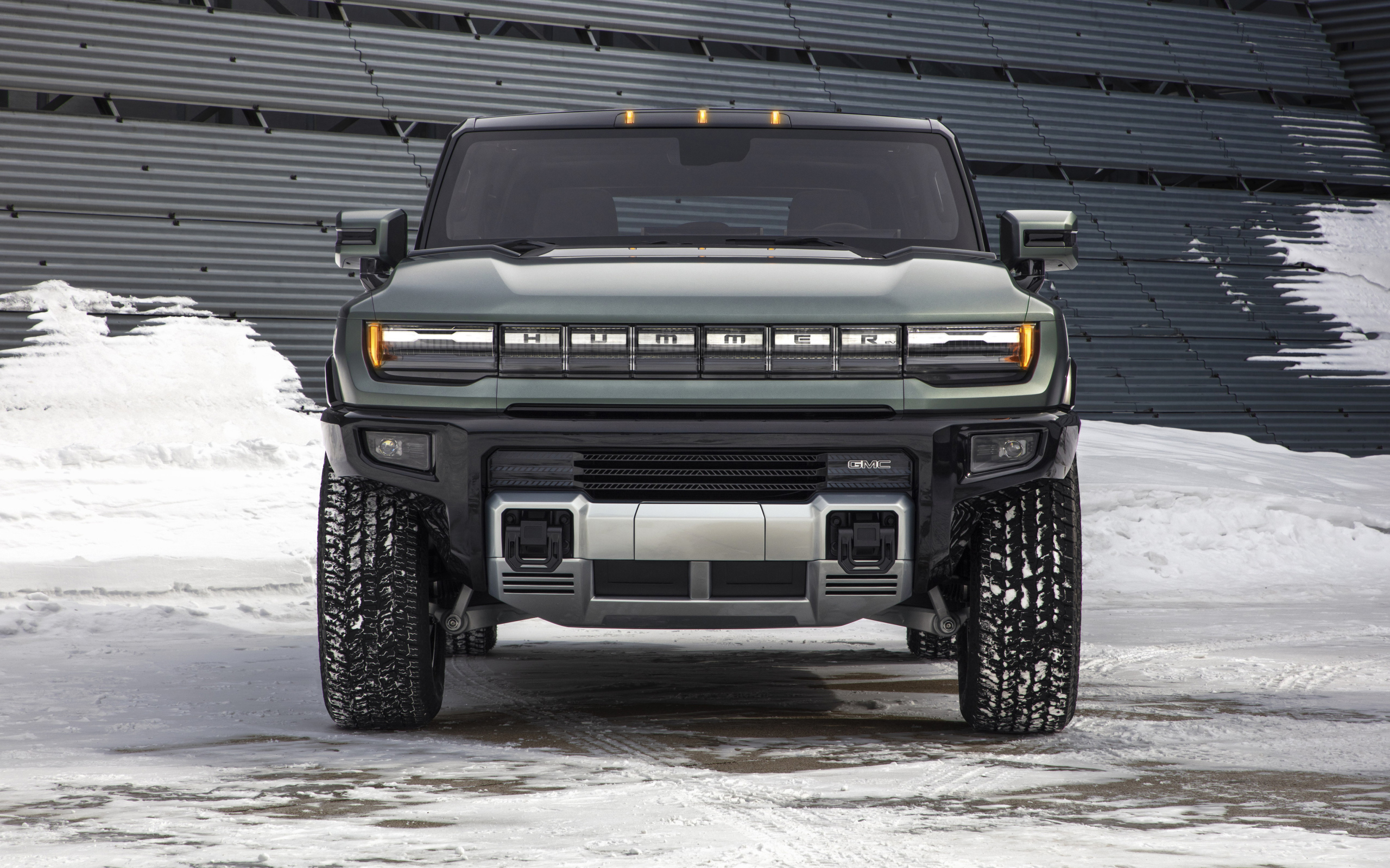 Джип GMC Hummer EV, 2024 года на снегу