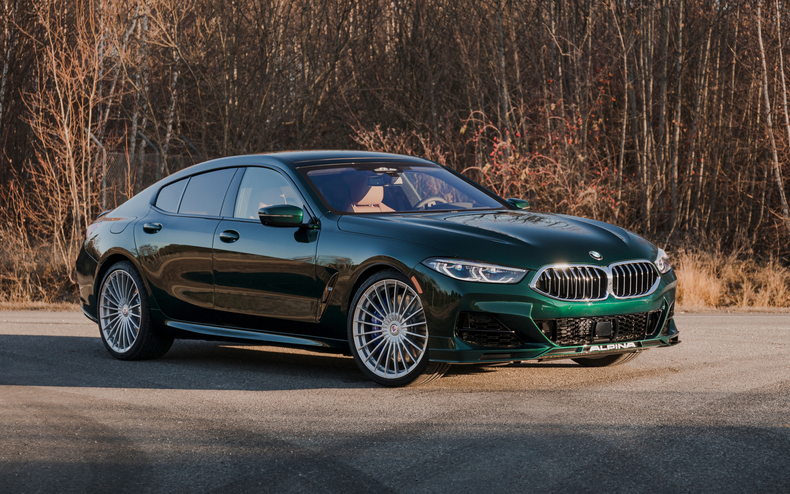 Автомобиль седан Alpina B8, 2022 года в лучах солнца