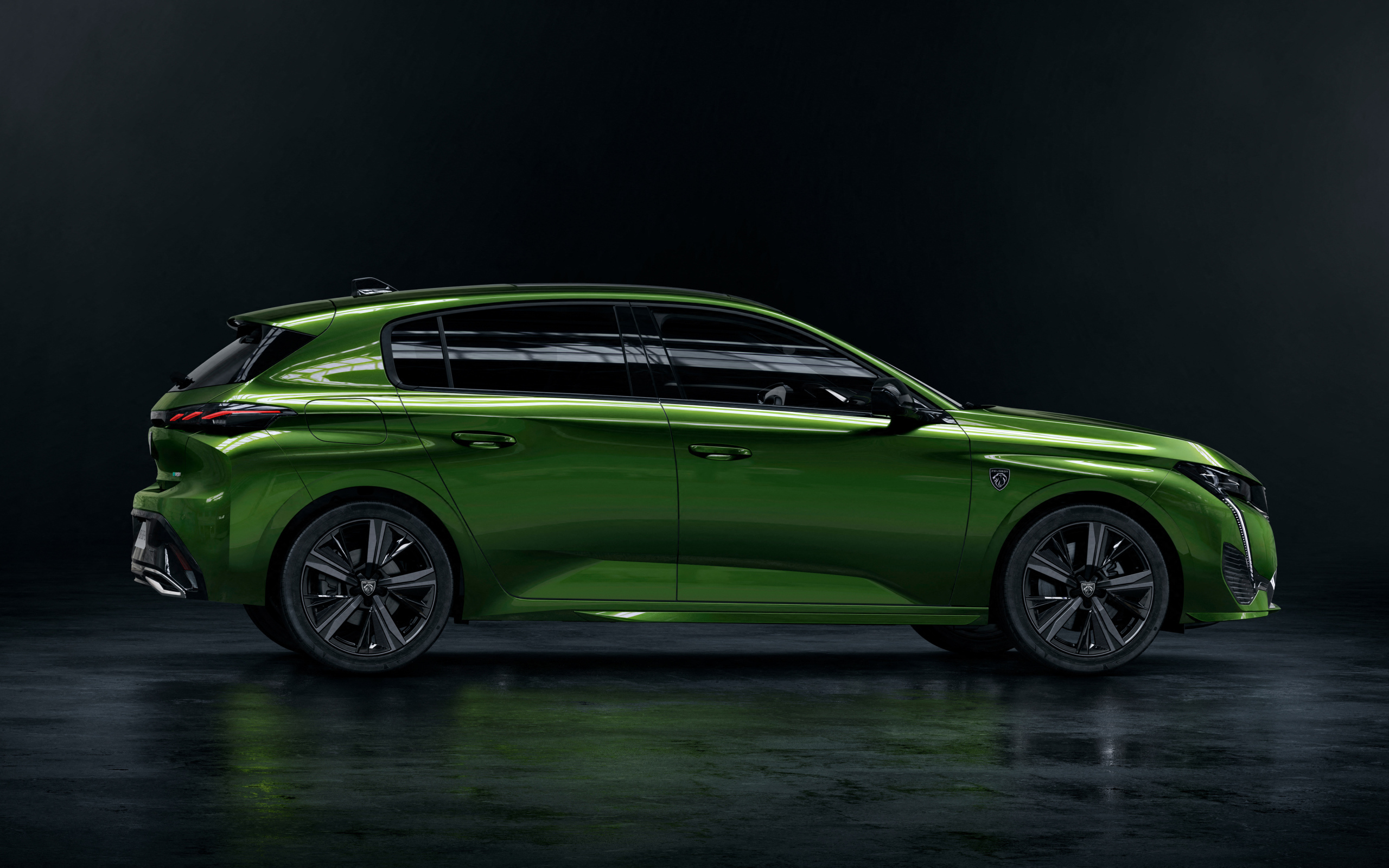 Автомобиль Peugeot 308 вид сбоку на черном фоне