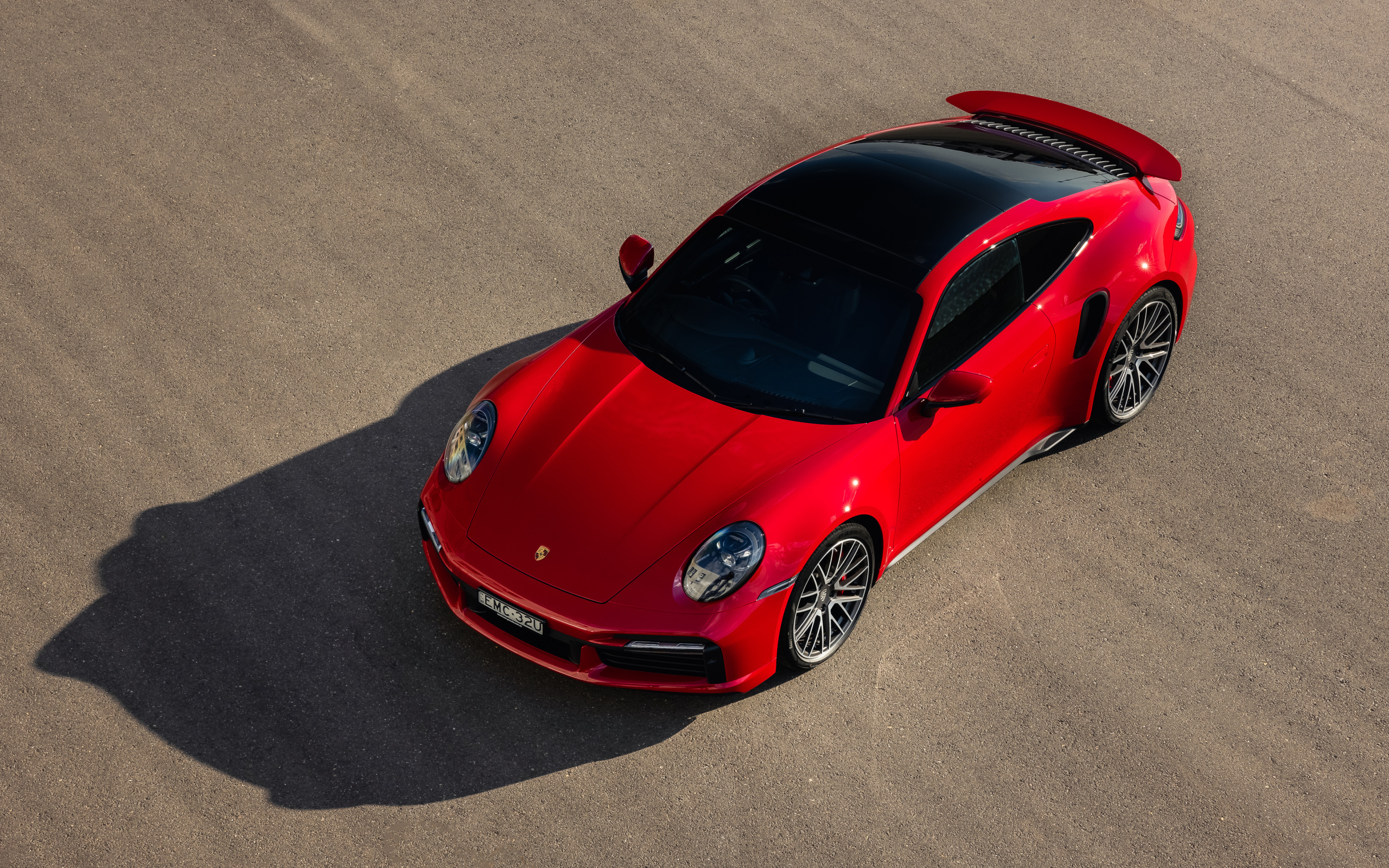 Красный автомобиль Porsche 911 Turbo 2021 года вид сверху