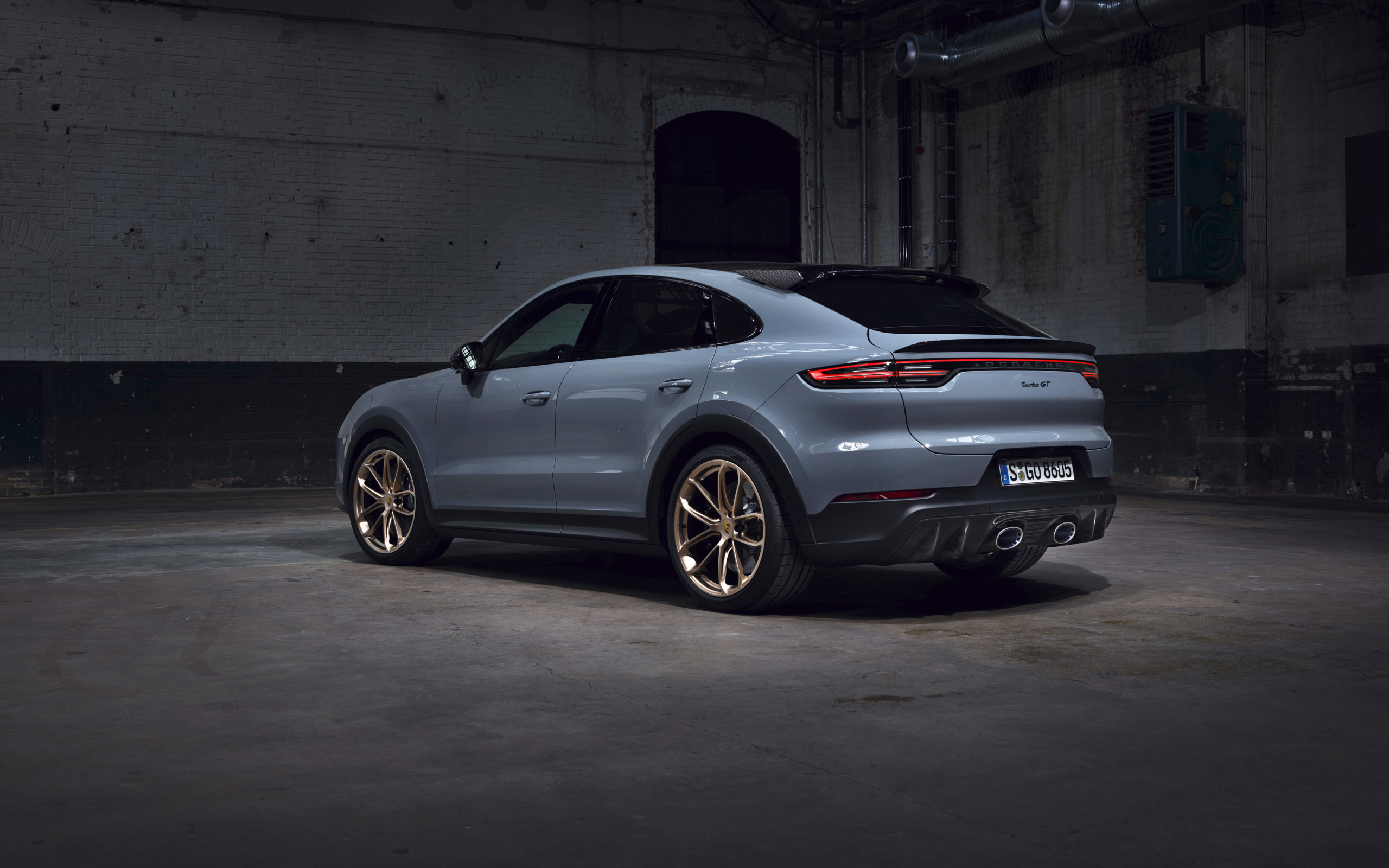 Автомобиль Porsche Cayenne Turbo GT 2021 года вид сзади