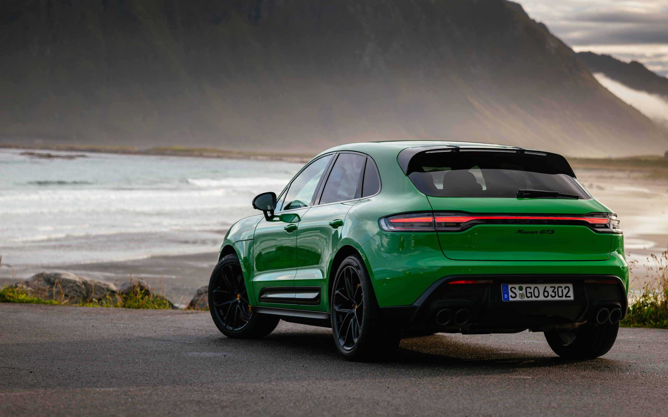 Автомобиль Porsche Macan GTS Sport Package 2021 года вид сзади