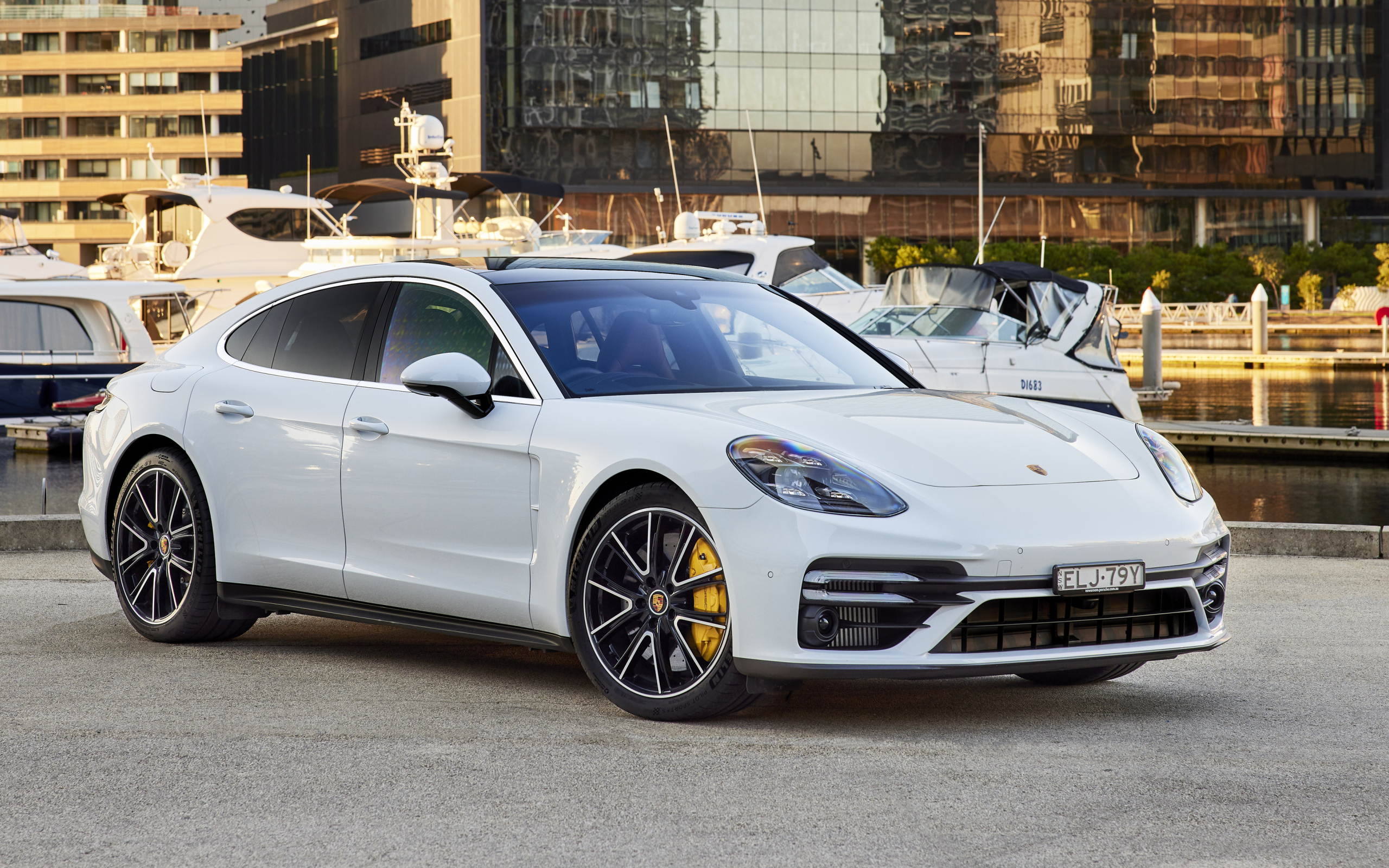 Белый автомобиль Porsche Panamera Turbo S 2021 года вид спереди