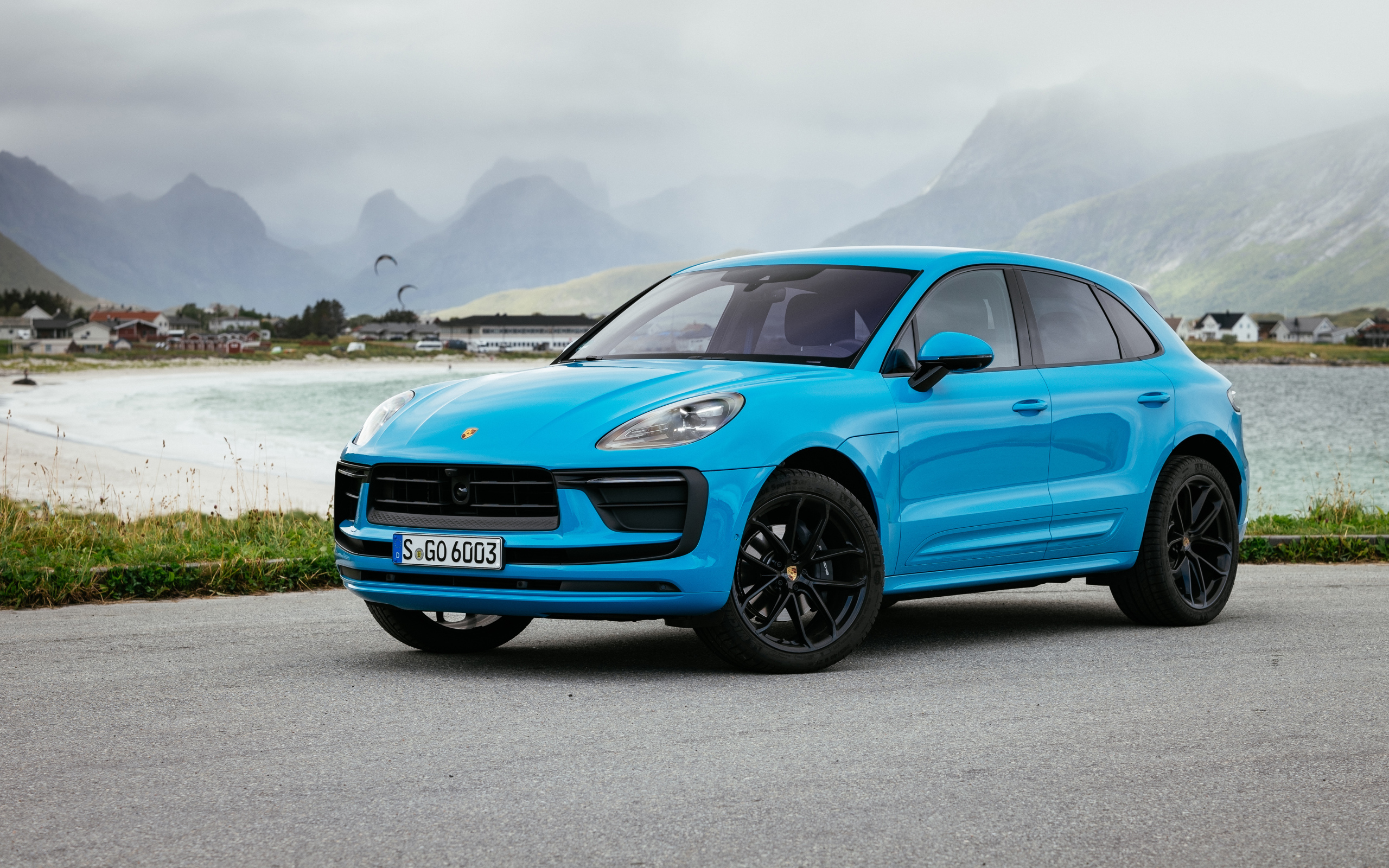 Голубой Porsche Macan 2021 года вид спереди