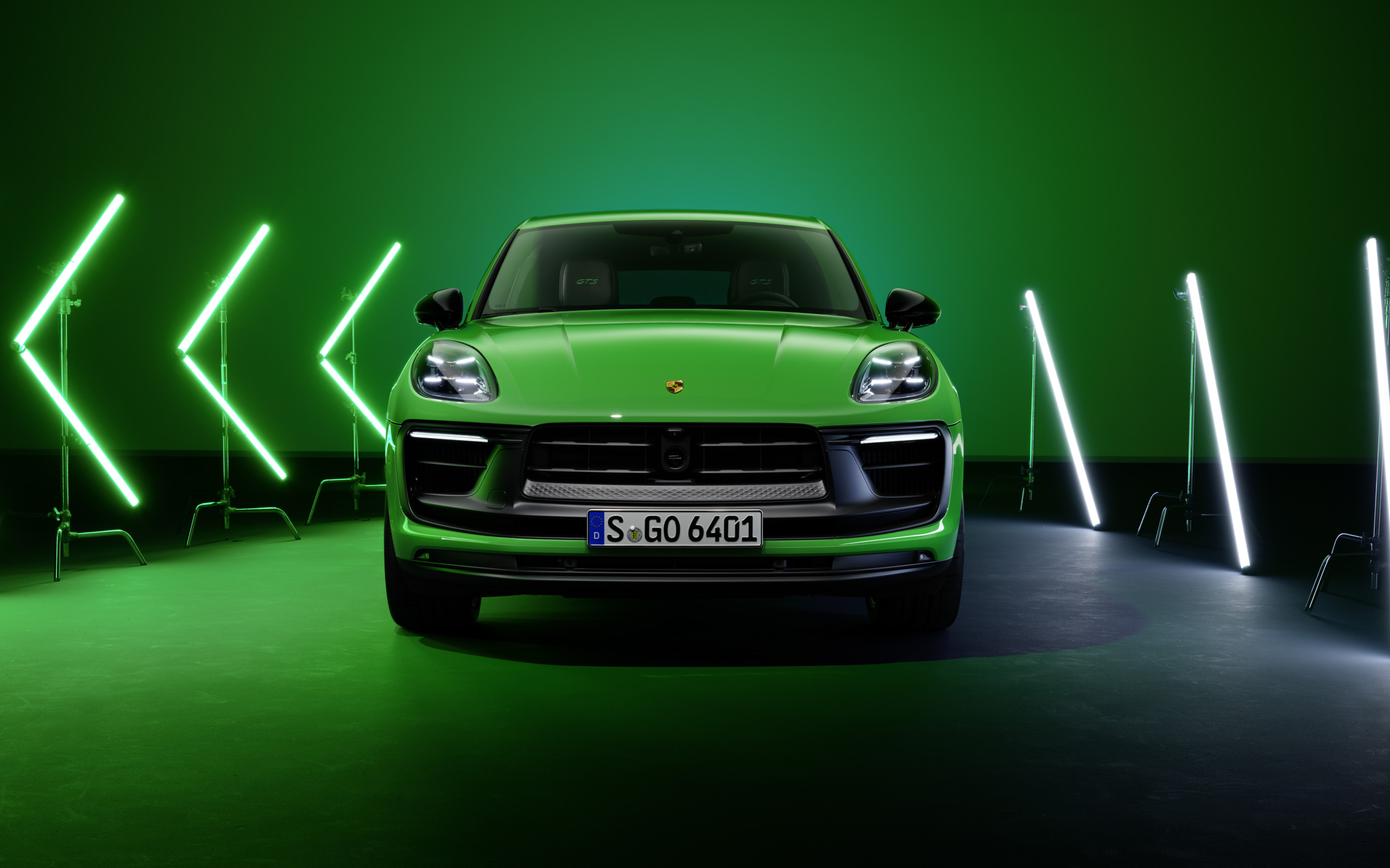 Зеленый Porsche Macan GTS Sport Package 2021 года вид спереди