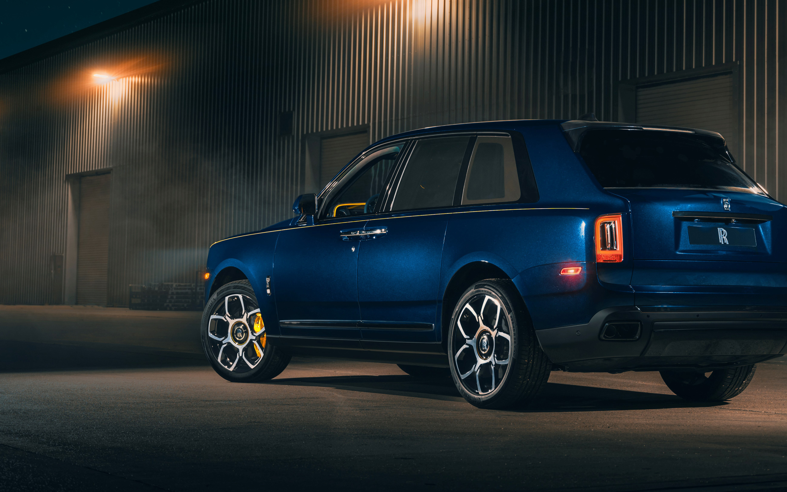 Синий внедорожник Rolls-Royce Cullinan Black Badge 2021 года вид сзади