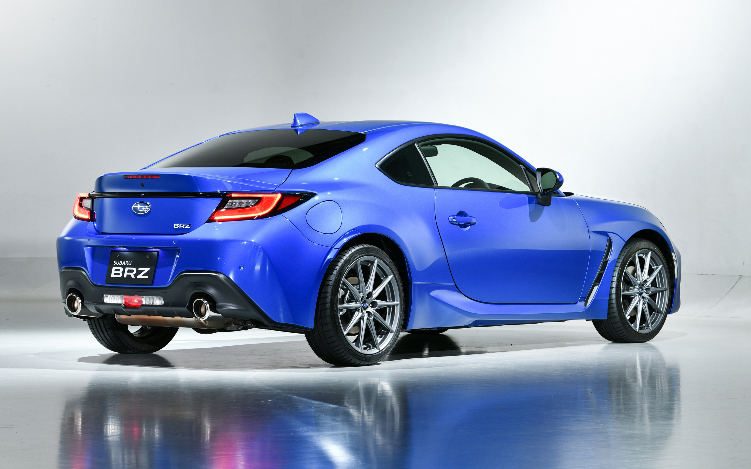 Синий автомобиль Subaru BRZ 2021 года вид сзади