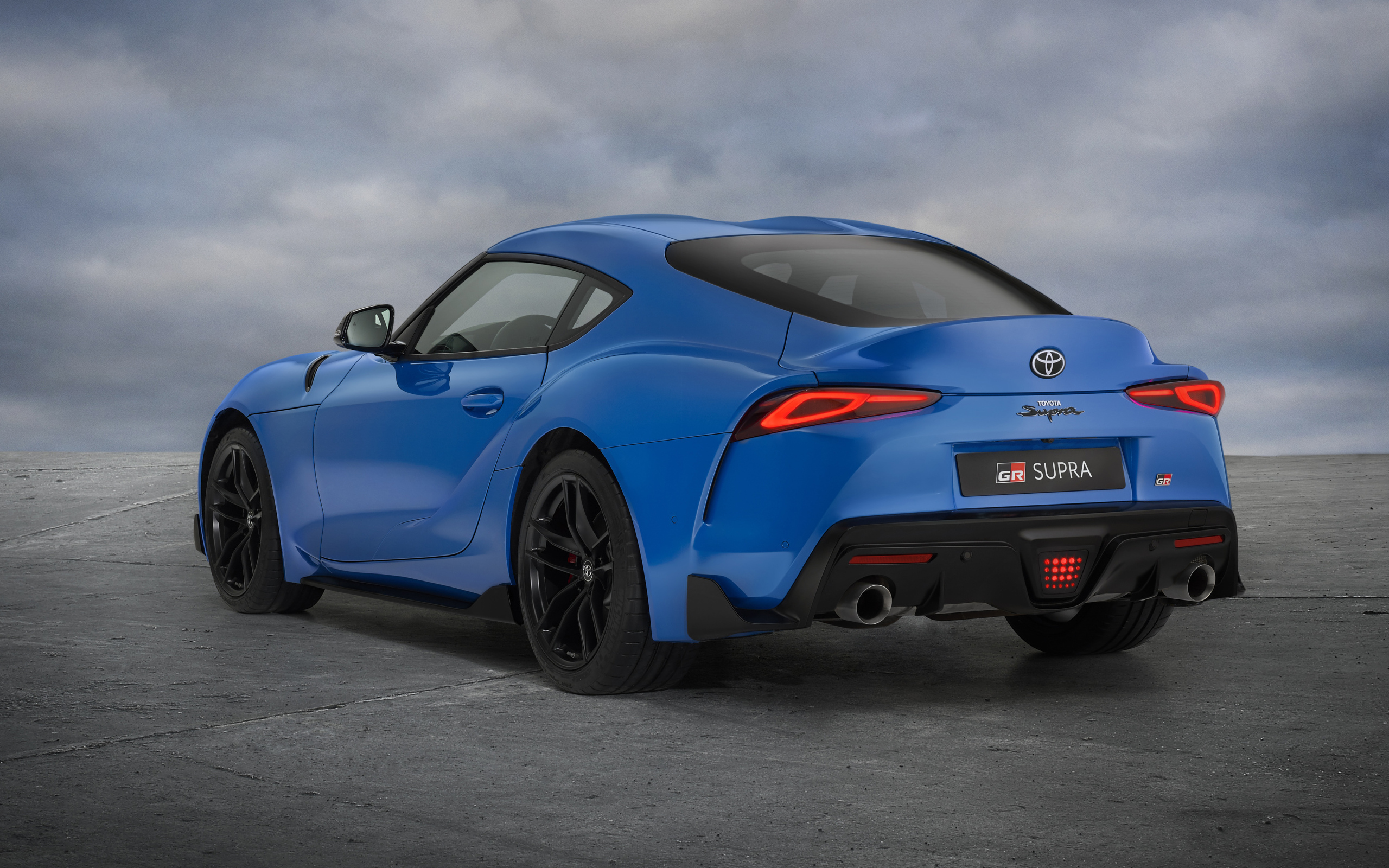 Автомобиль Toyota GR Supra. 2021 года вид сзади