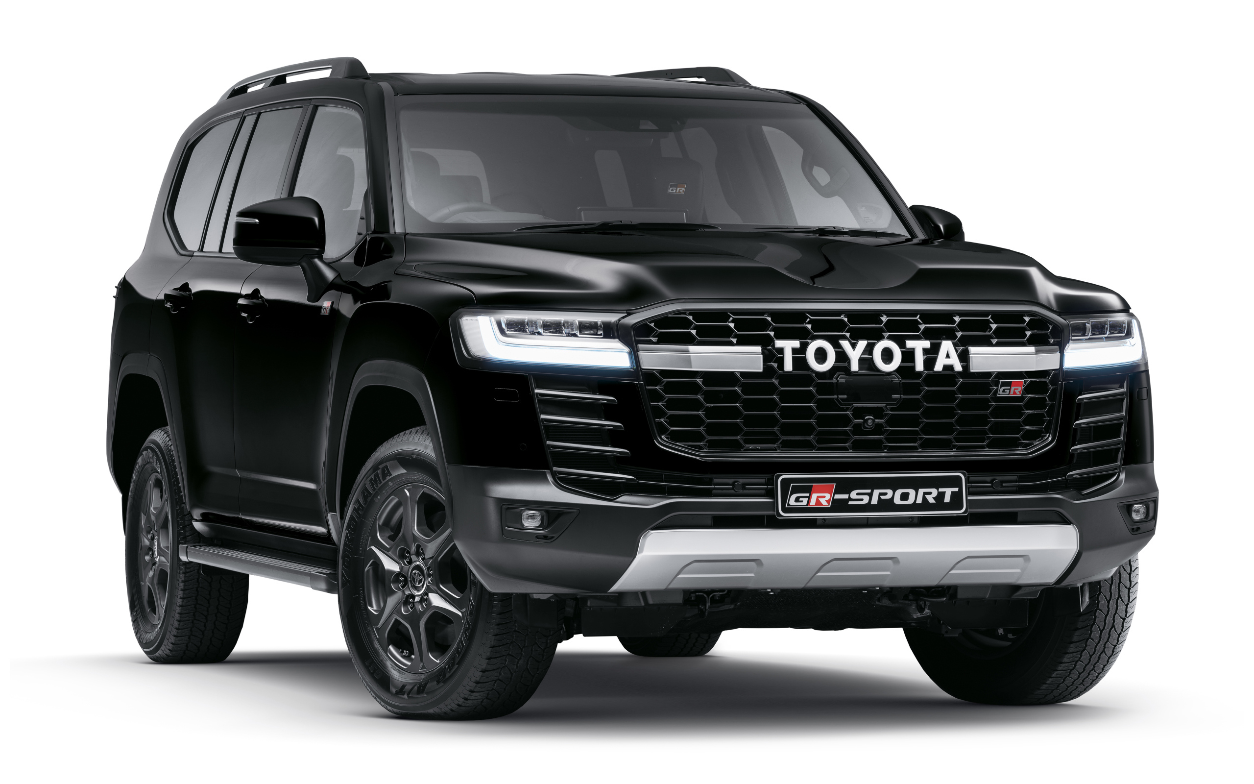 Черный внедорожник Toyota Land Cruiser GR-S 2021 года на белом фоне