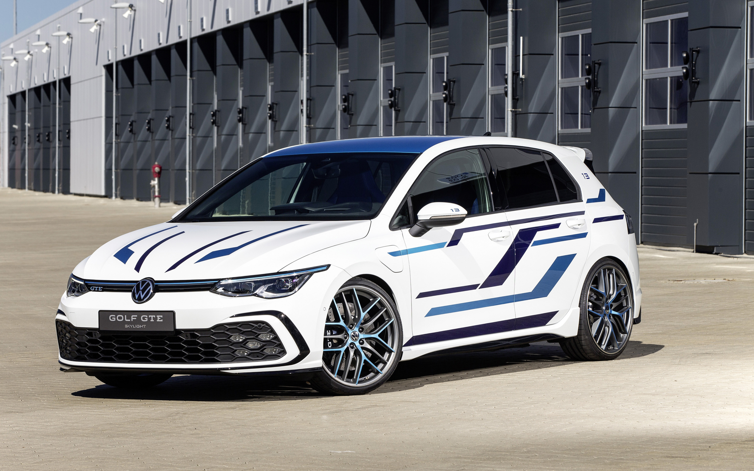 Автомобиль Volkswagen Golf GTE Skylight 2021 года