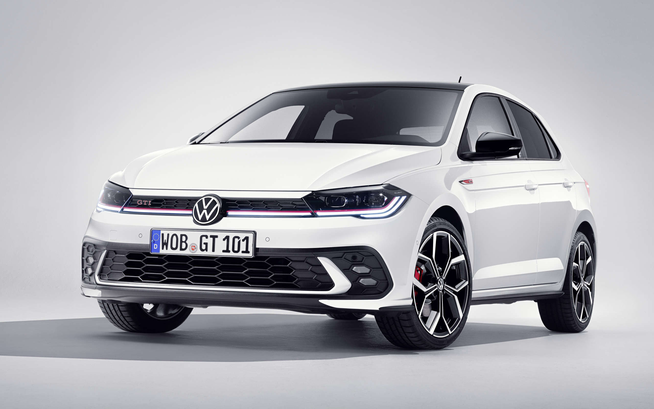 Белый автомобиль  Volkswagen Polo GTI 2021  года вид спереди