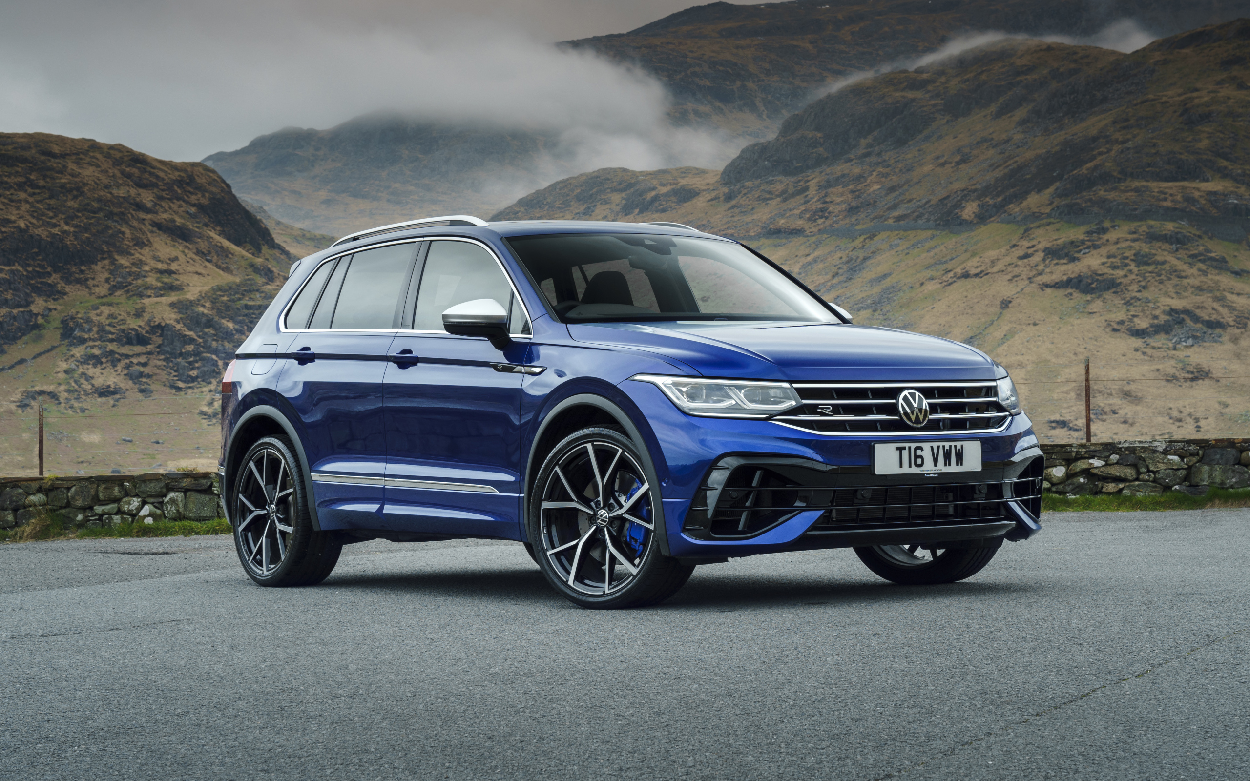 Синий кроссовер Volkswagen Tiguan R 2021 года на фоне гор