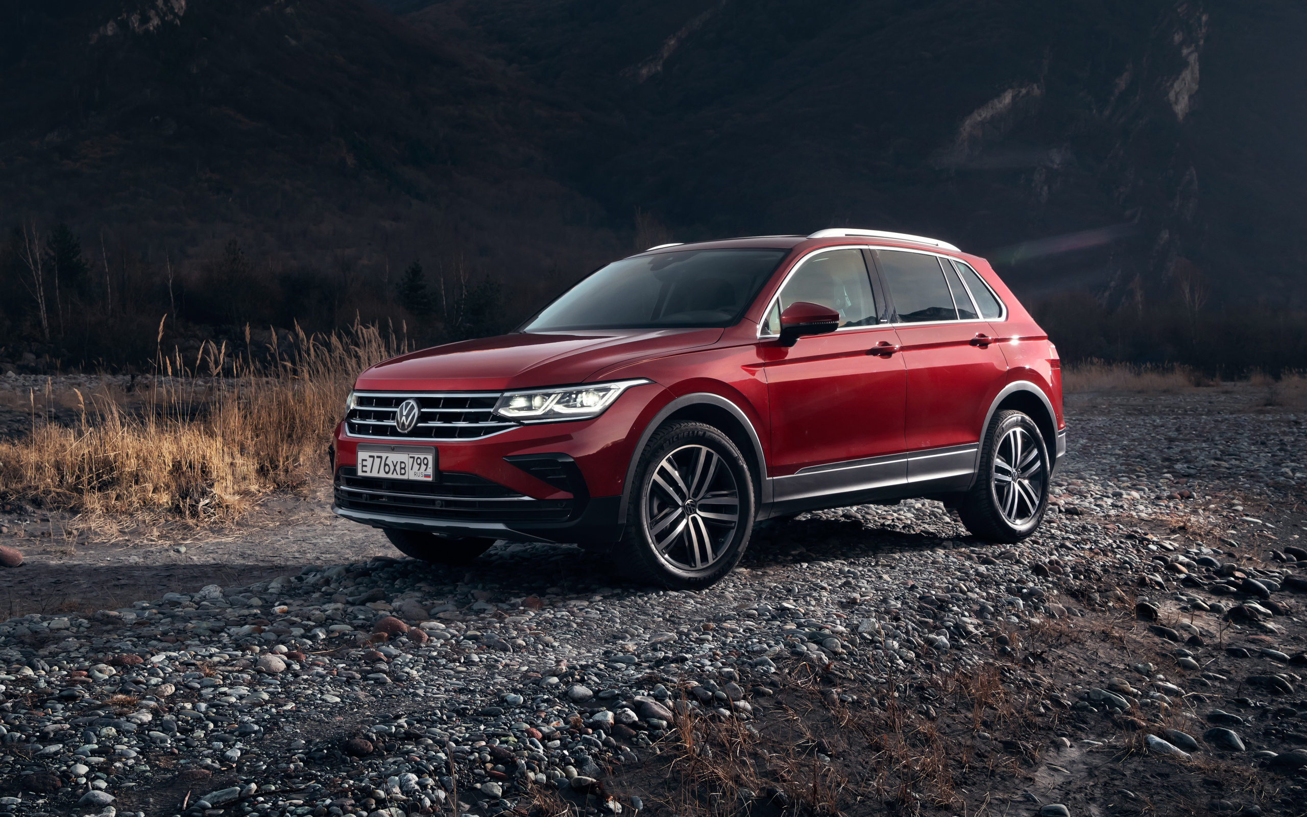 Красный внедорожник Volkswagen Tiguan 4MOTION 2021 года в горах