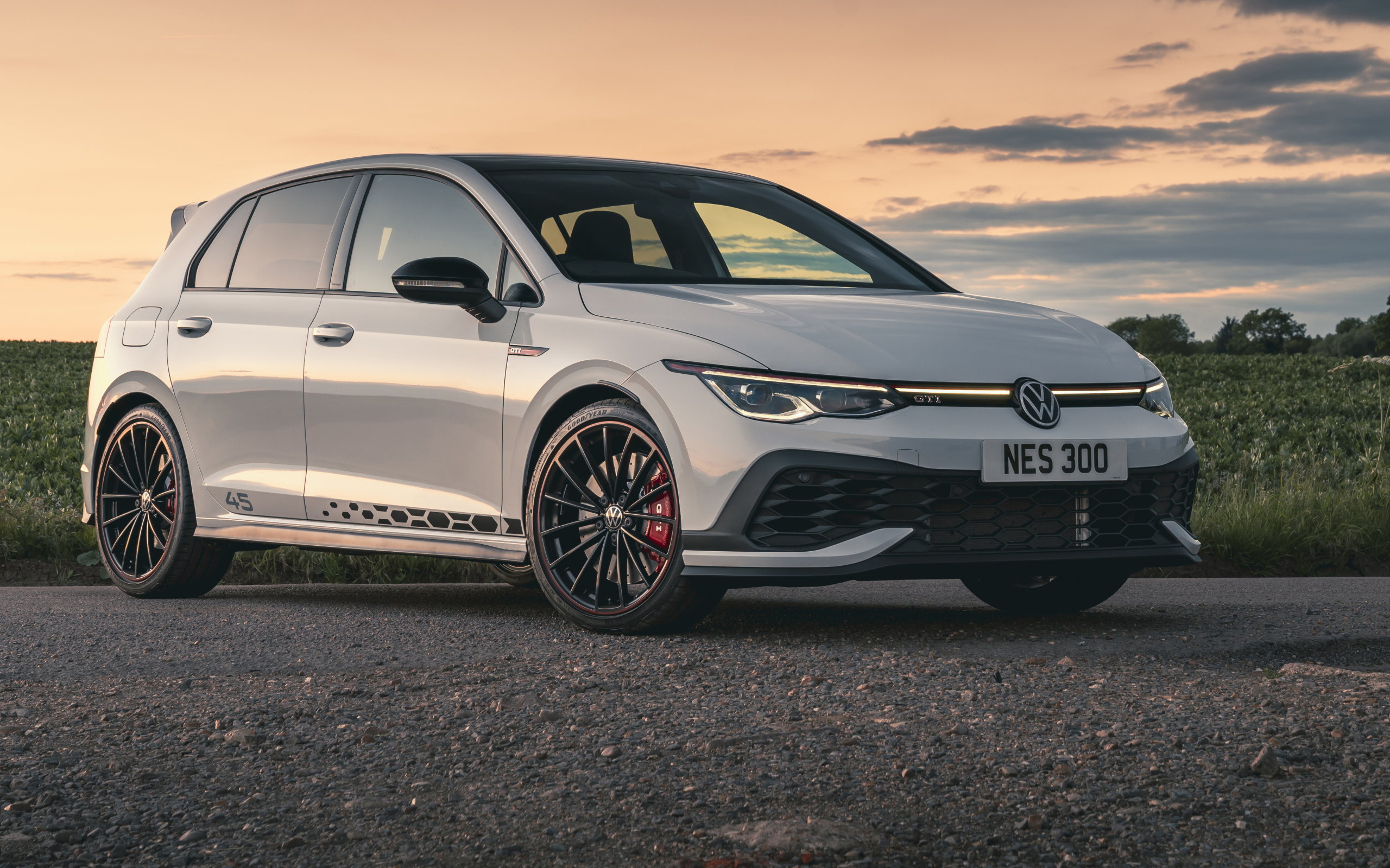 Серебристый Volkswagen Golf GTI Clubsport 45, 2021 года