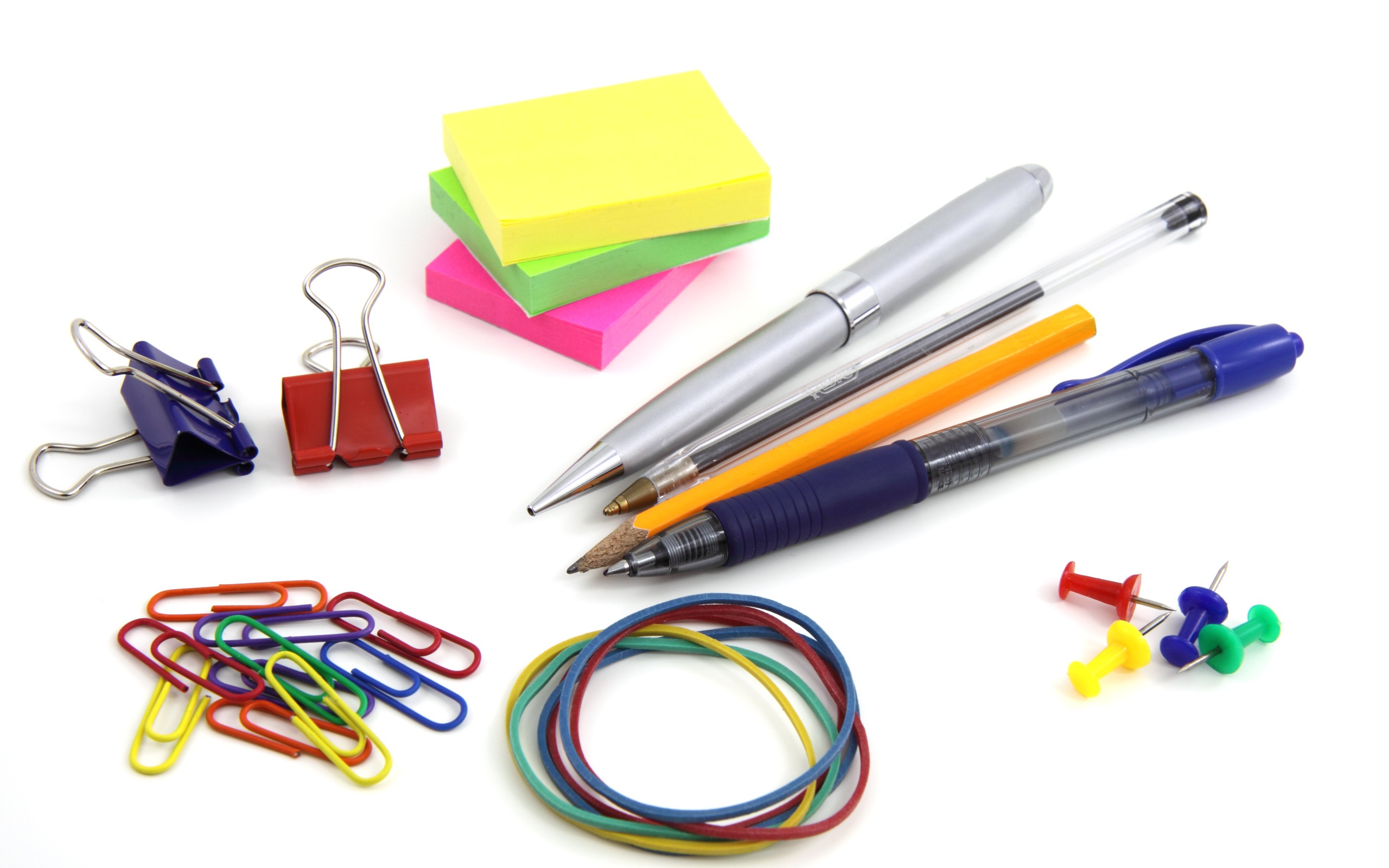 Разные канцелярские предметы на белом фоне
