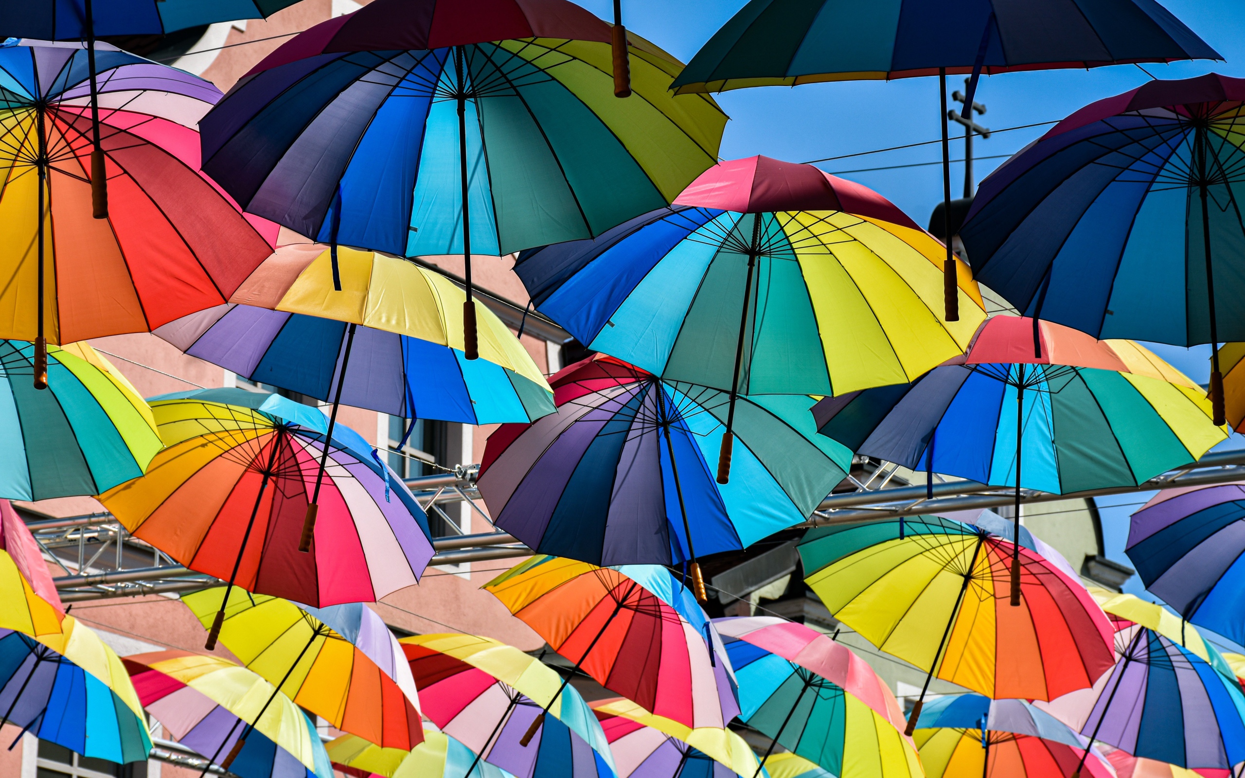 Красивые разноцветные зонтики на фоне неба 