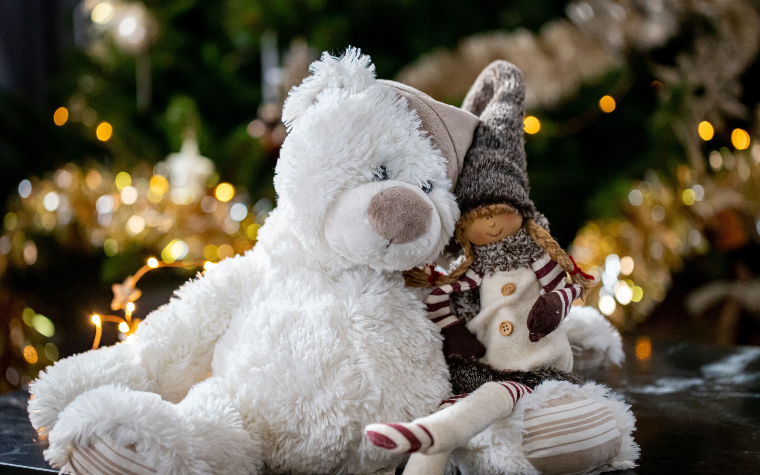 Большой белый медведь с гномом 