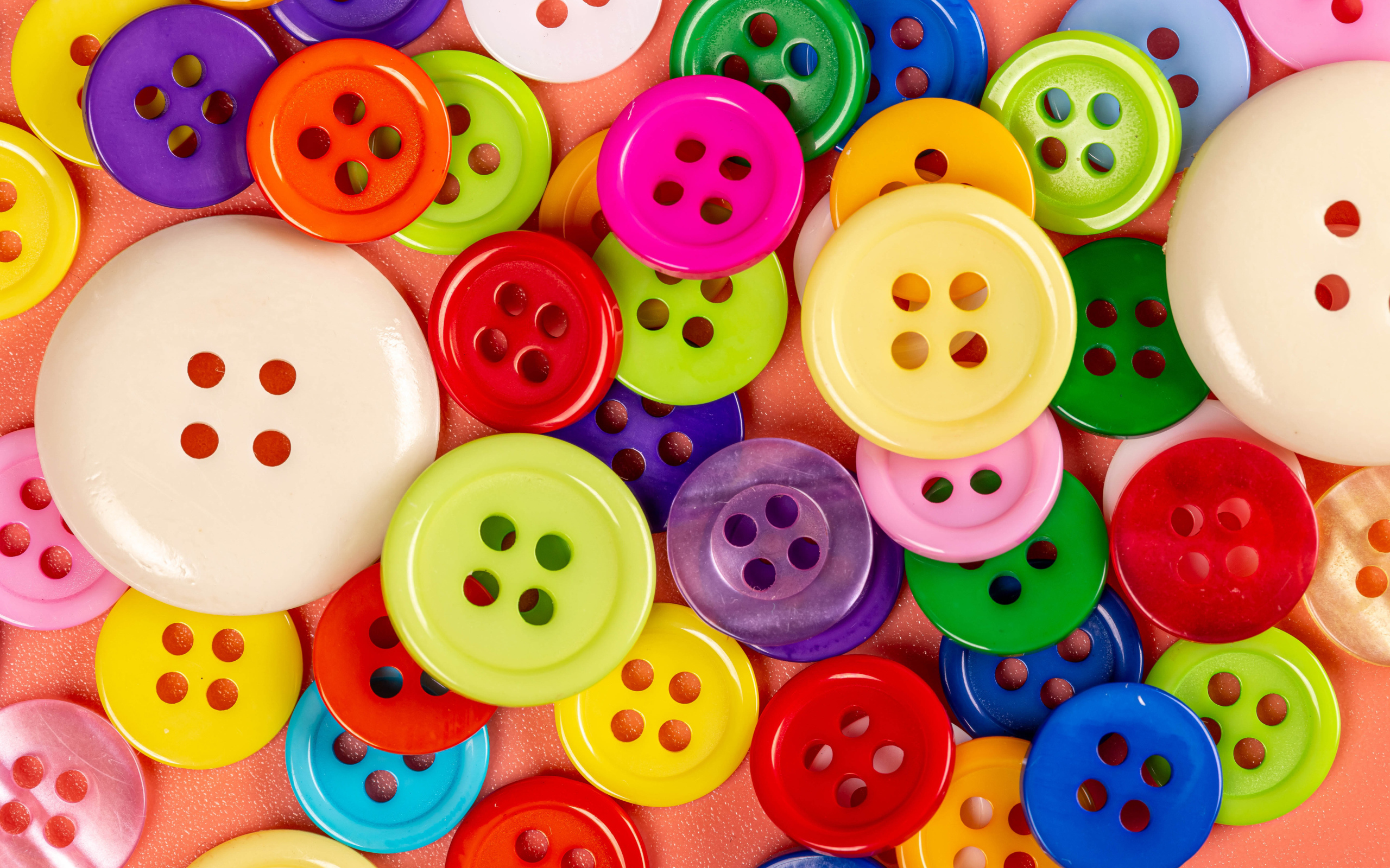 Много разноцветных пуговиц разного размера