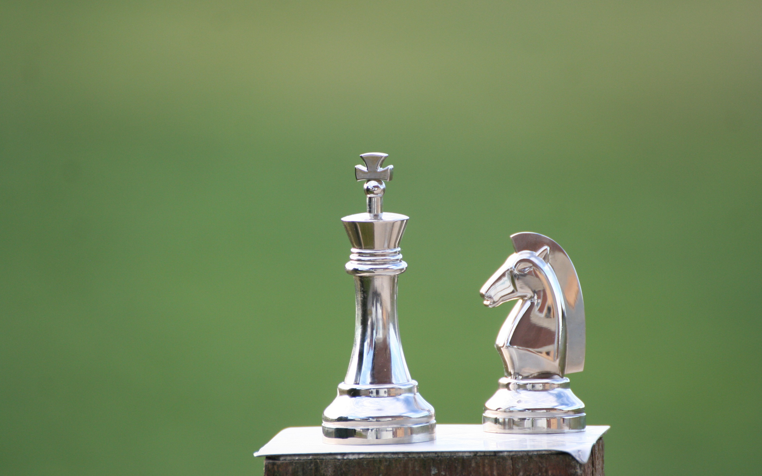 Металлические шахматные фигуры крупным планом