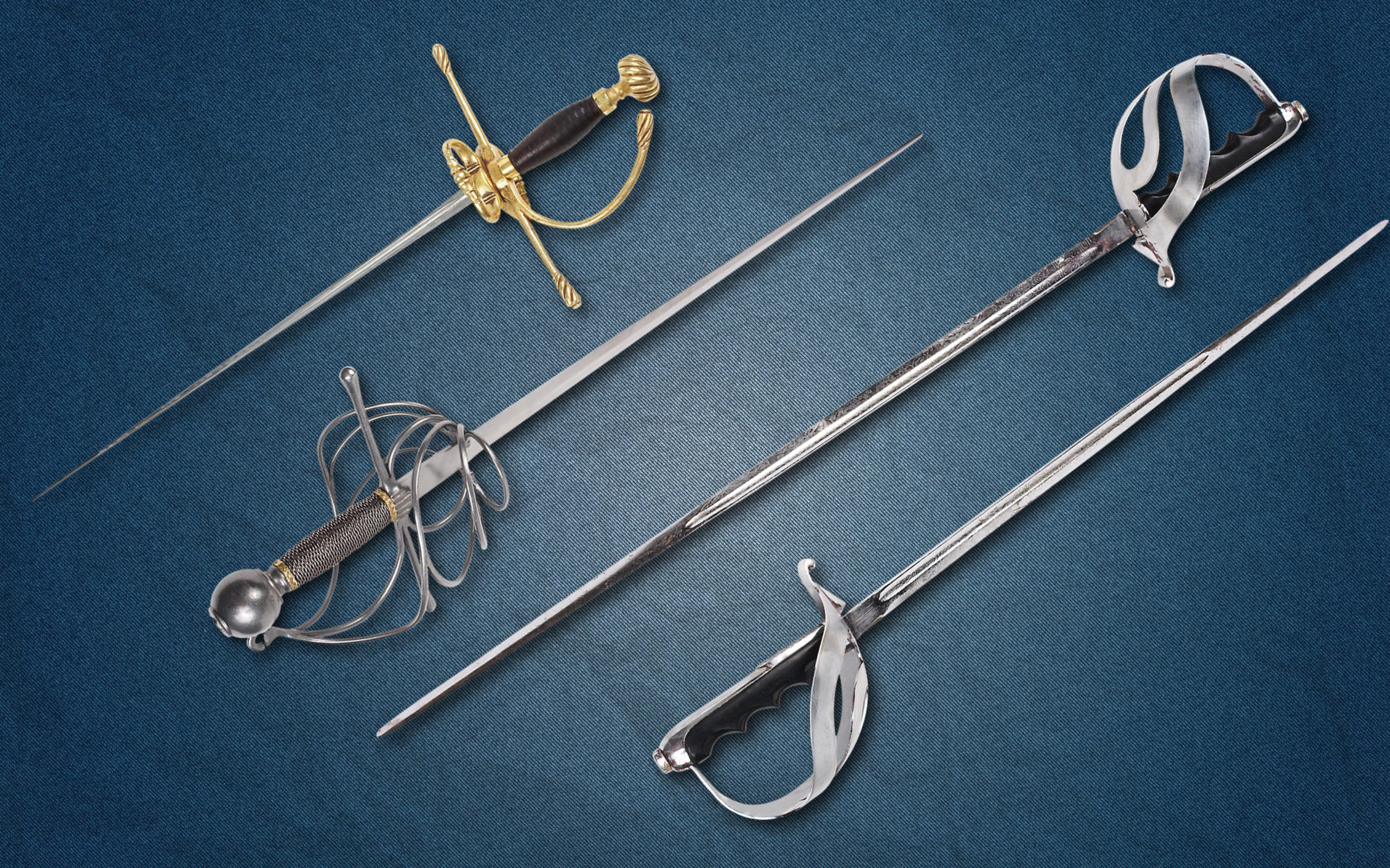 Шпаги и клинок на сером фоне