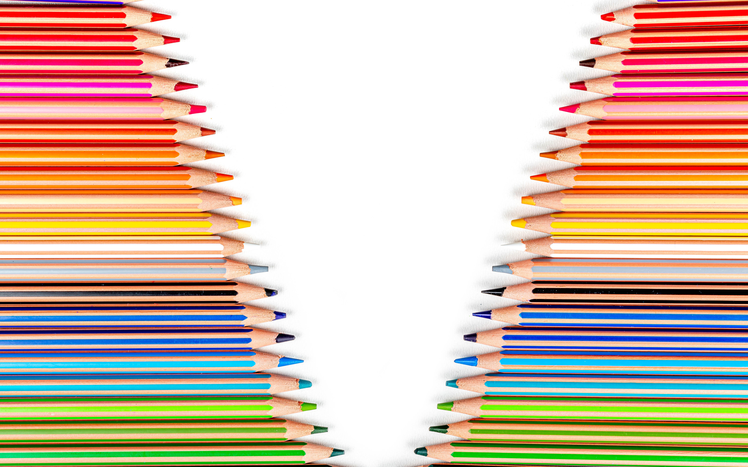 Края белого фона выложены карандашами 