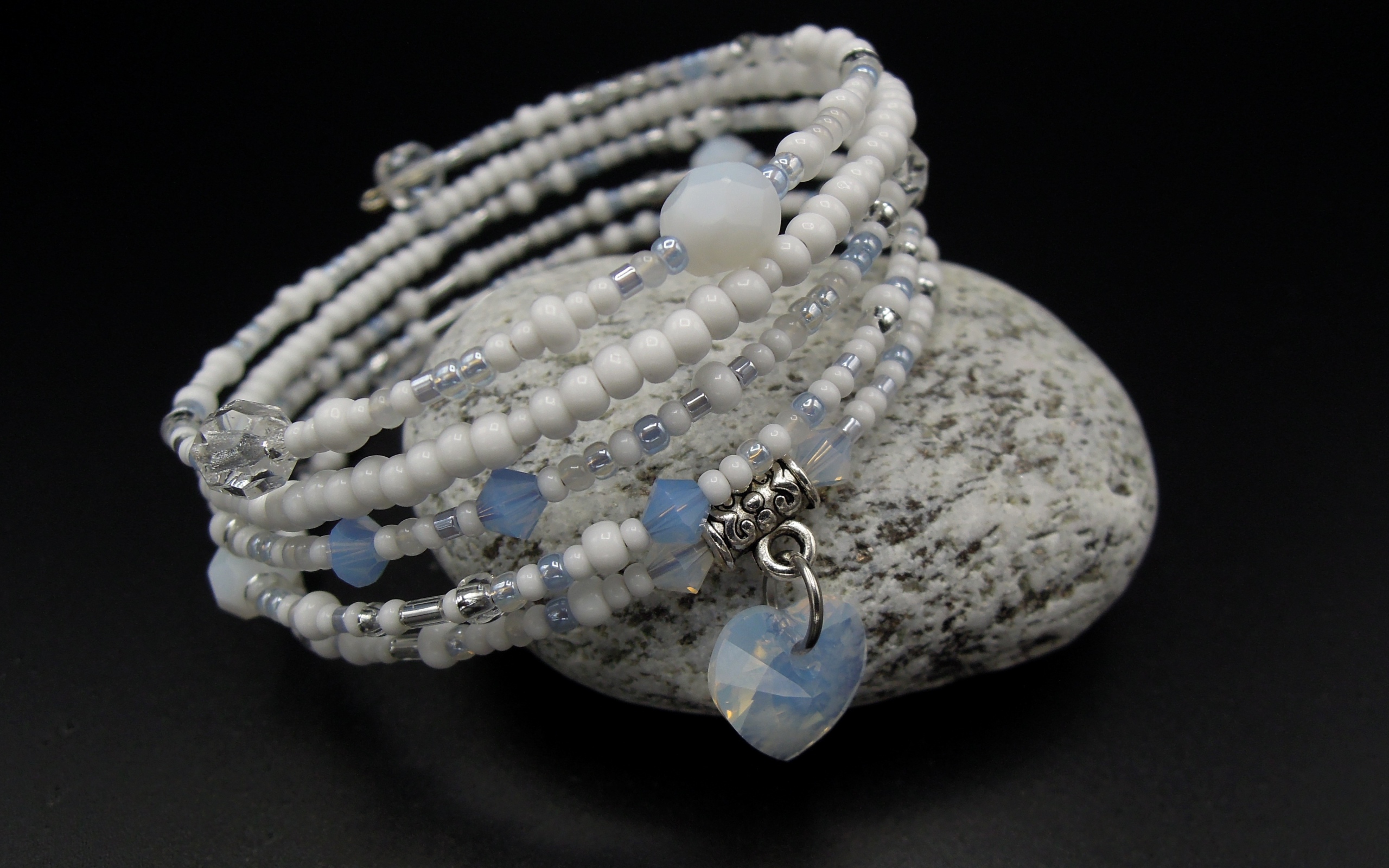 Браслет на руку с камнем на черном фоне