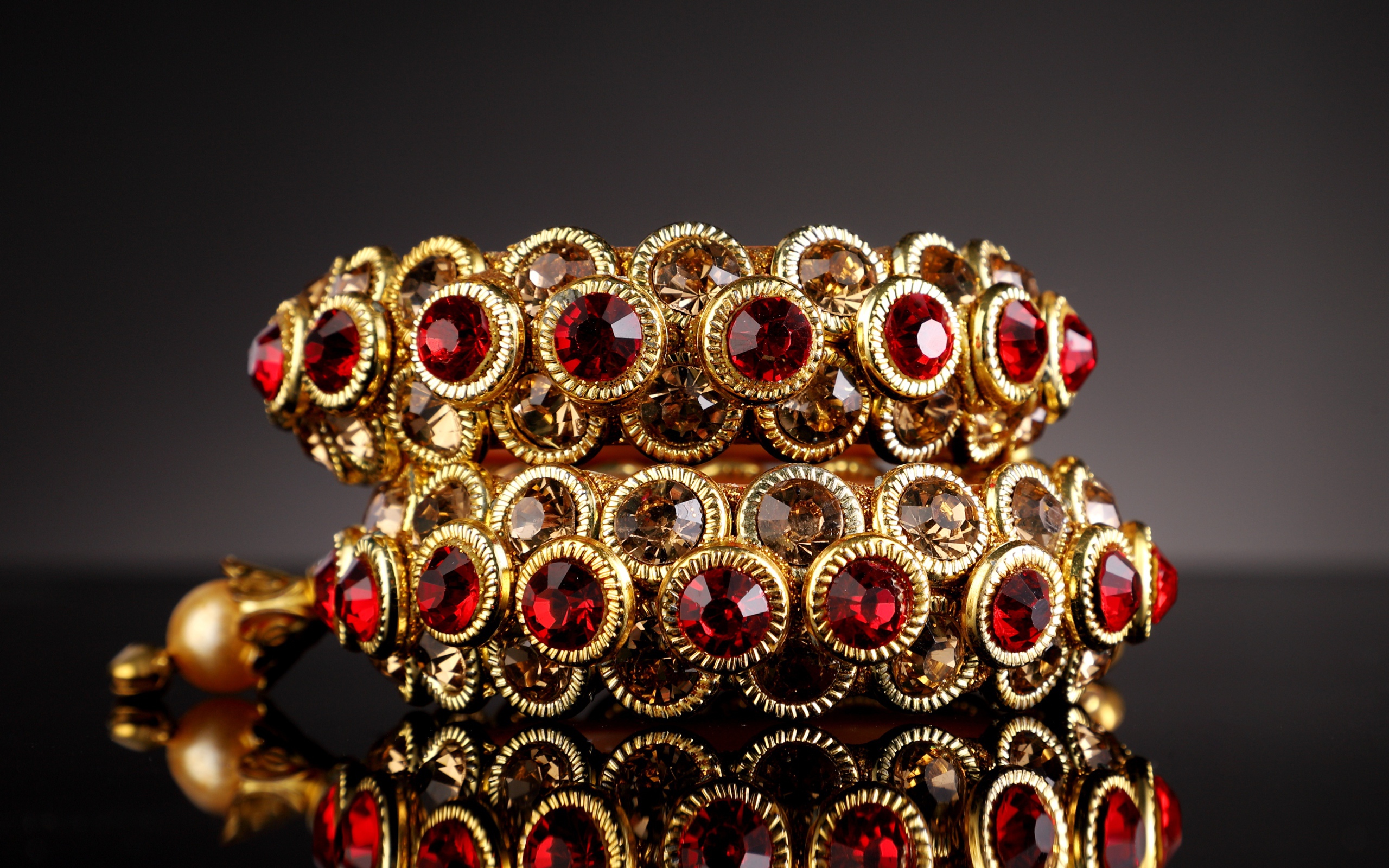 Золотое украшение с красным рубином