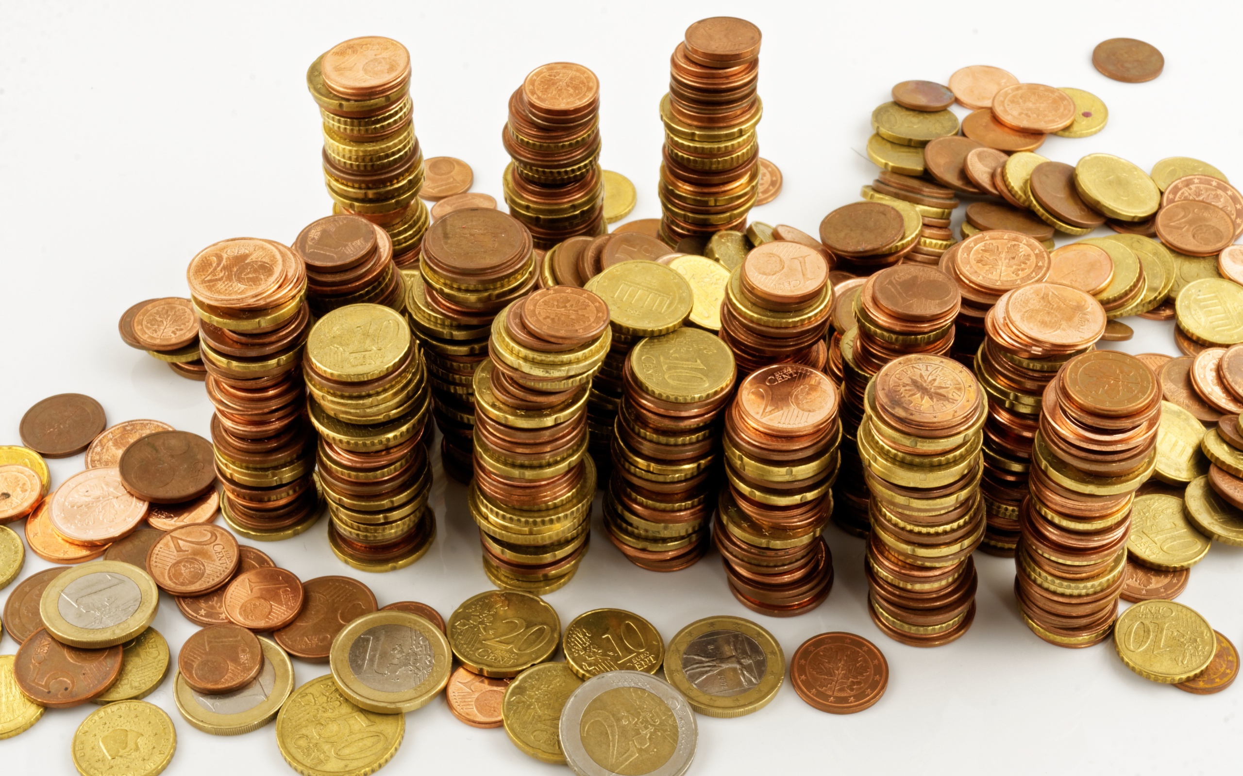Много блестящих  монет евро на белом фоне