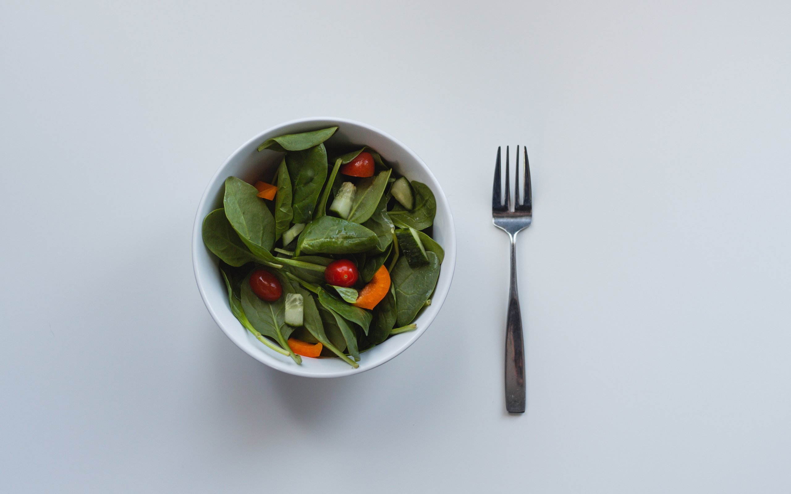 Салат из листьев базилика с огурцами и помидорами