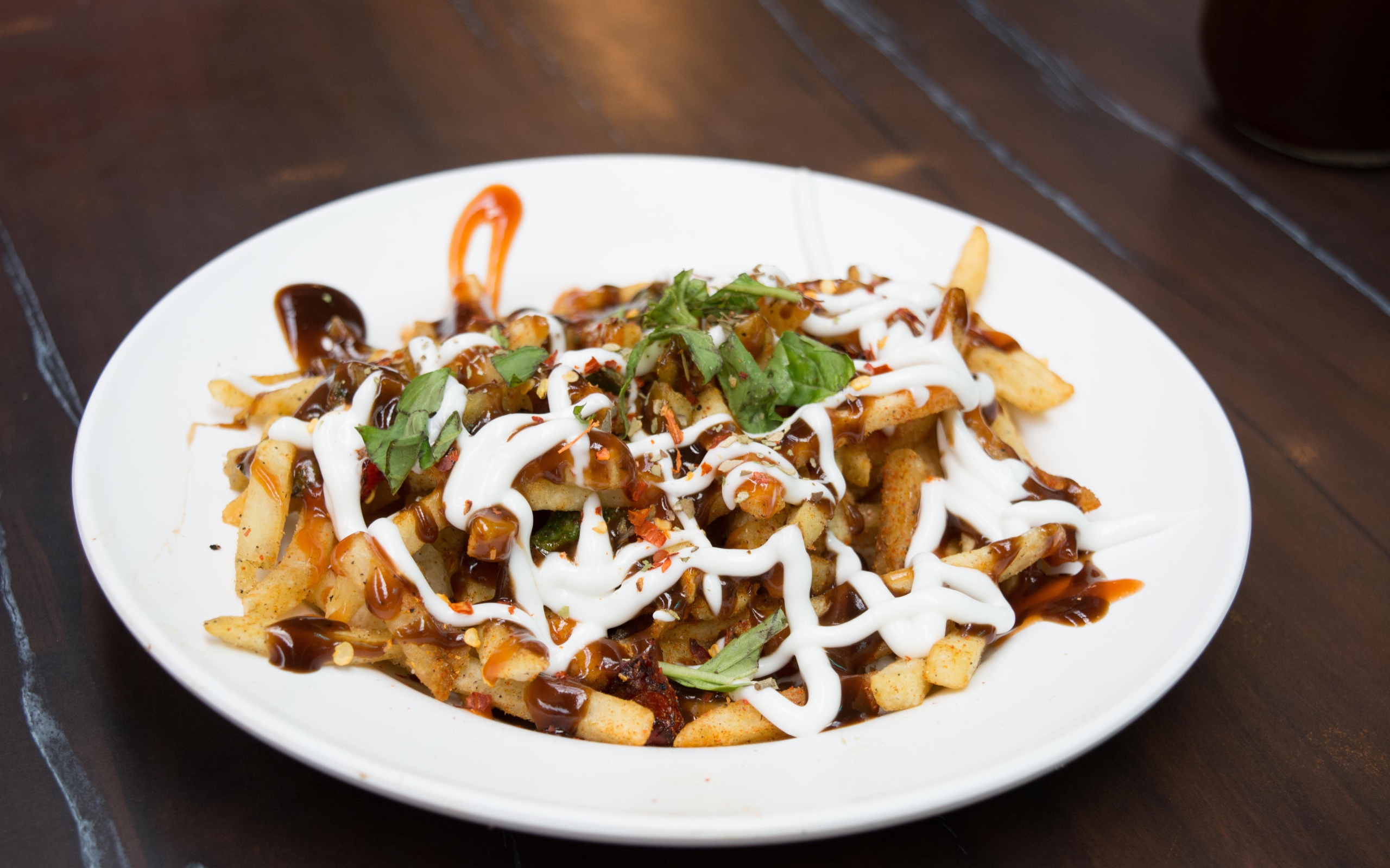 Картофель фри на тарелке с соусом и майонезом