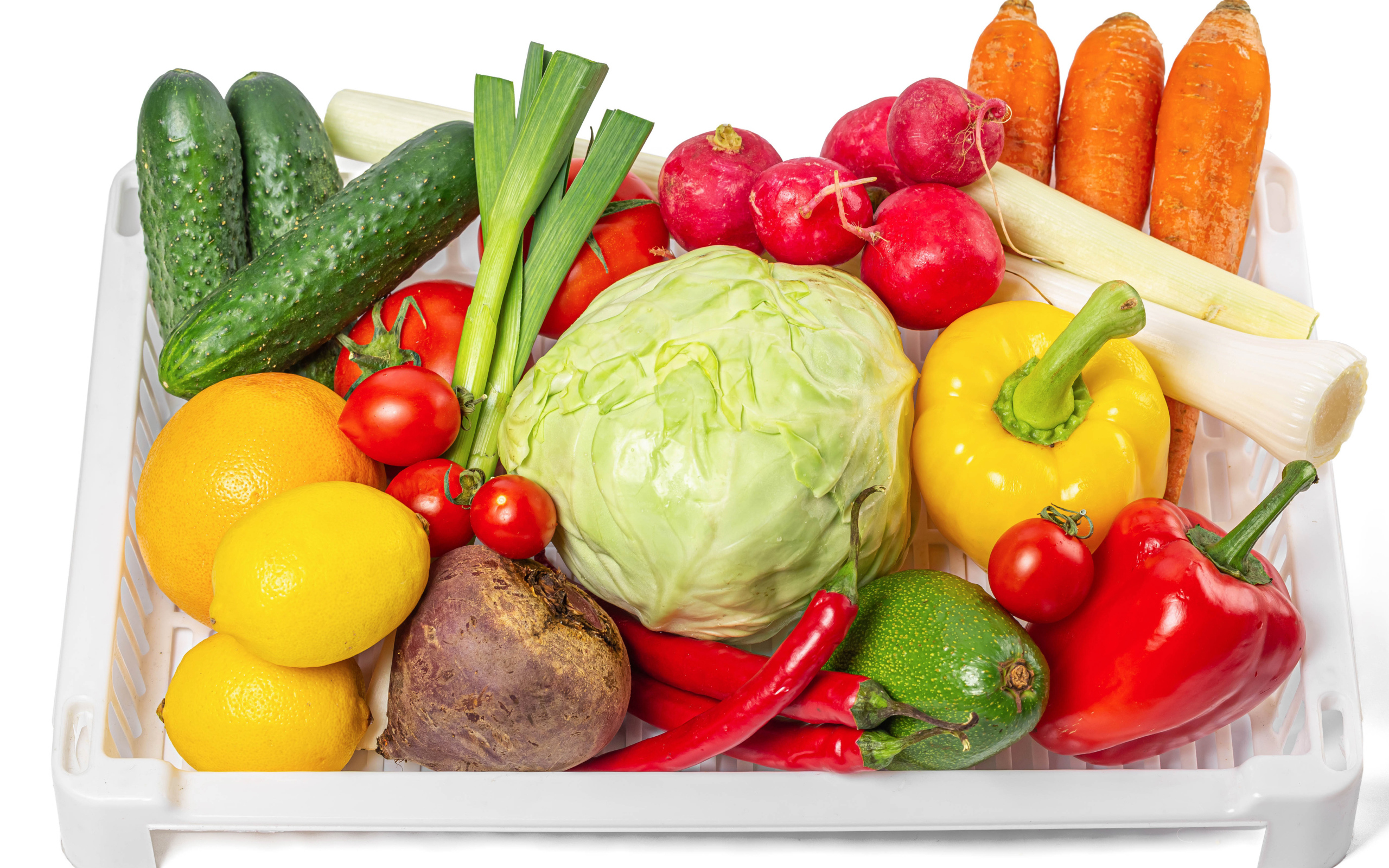 Свежие аппетитные овощи в ящике на белом фоне